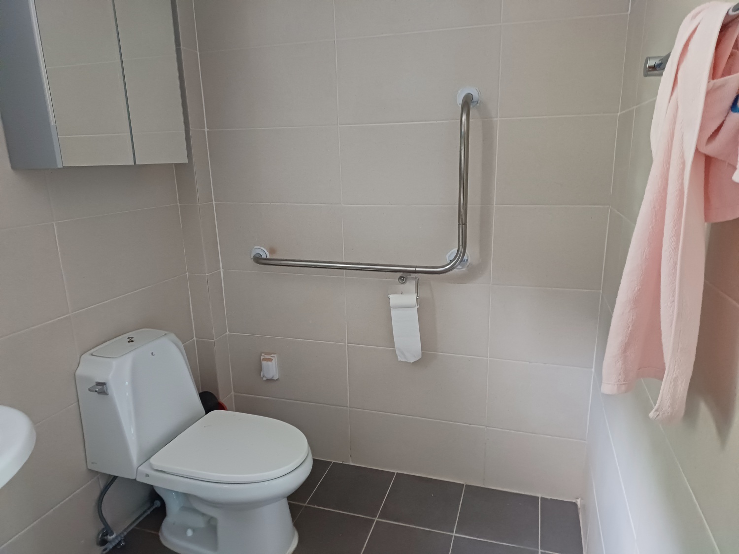 의령군, 군민 3명 중 1명 이용 경로당 안전손잡이 설치