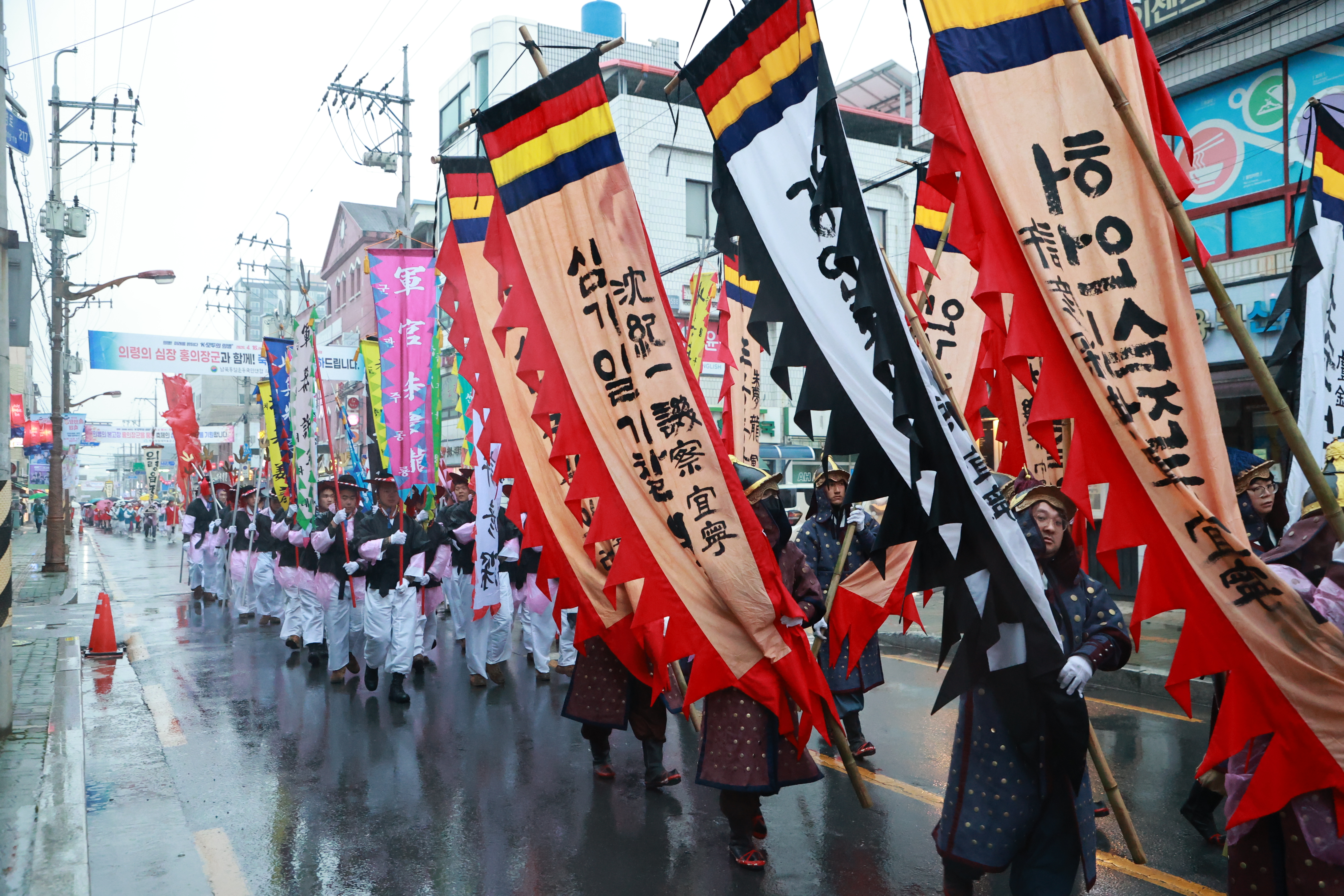 ‘미래 100년 여는 의병정신’…의령홍의장군축제 20만 명 발길