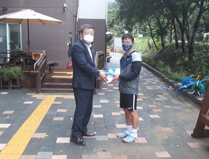 (주)태기산자 마스크 기부,  의령군의회 문봉도 의장 취약계층에 전달