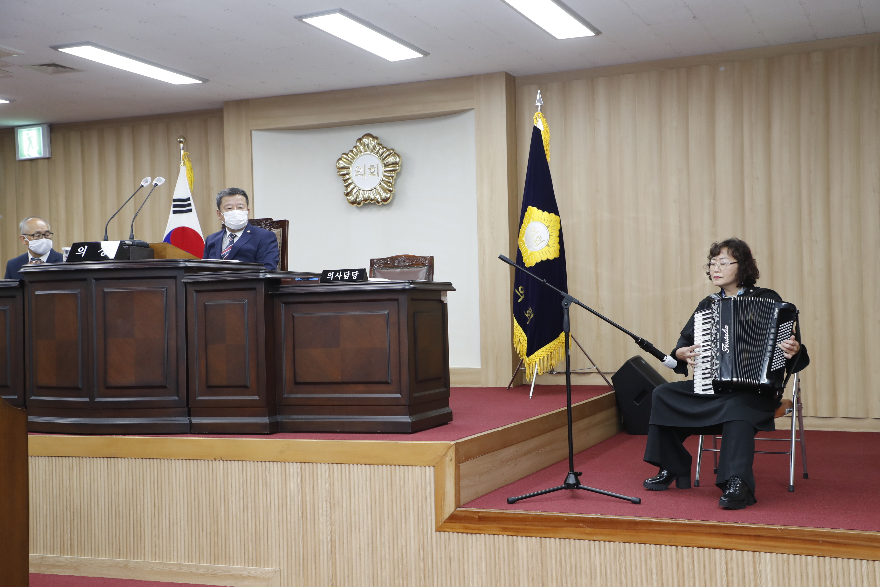 감미로운 아코디언 소리가 울려 퍼지는 임시회