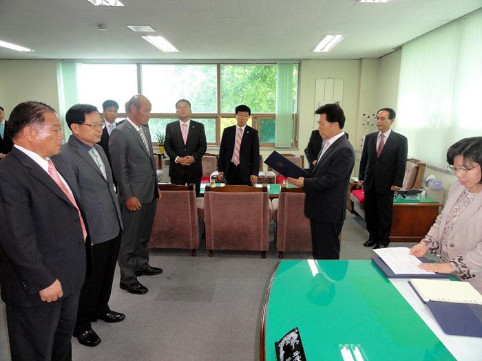 의령군 결산검사위원 위촉장 교부