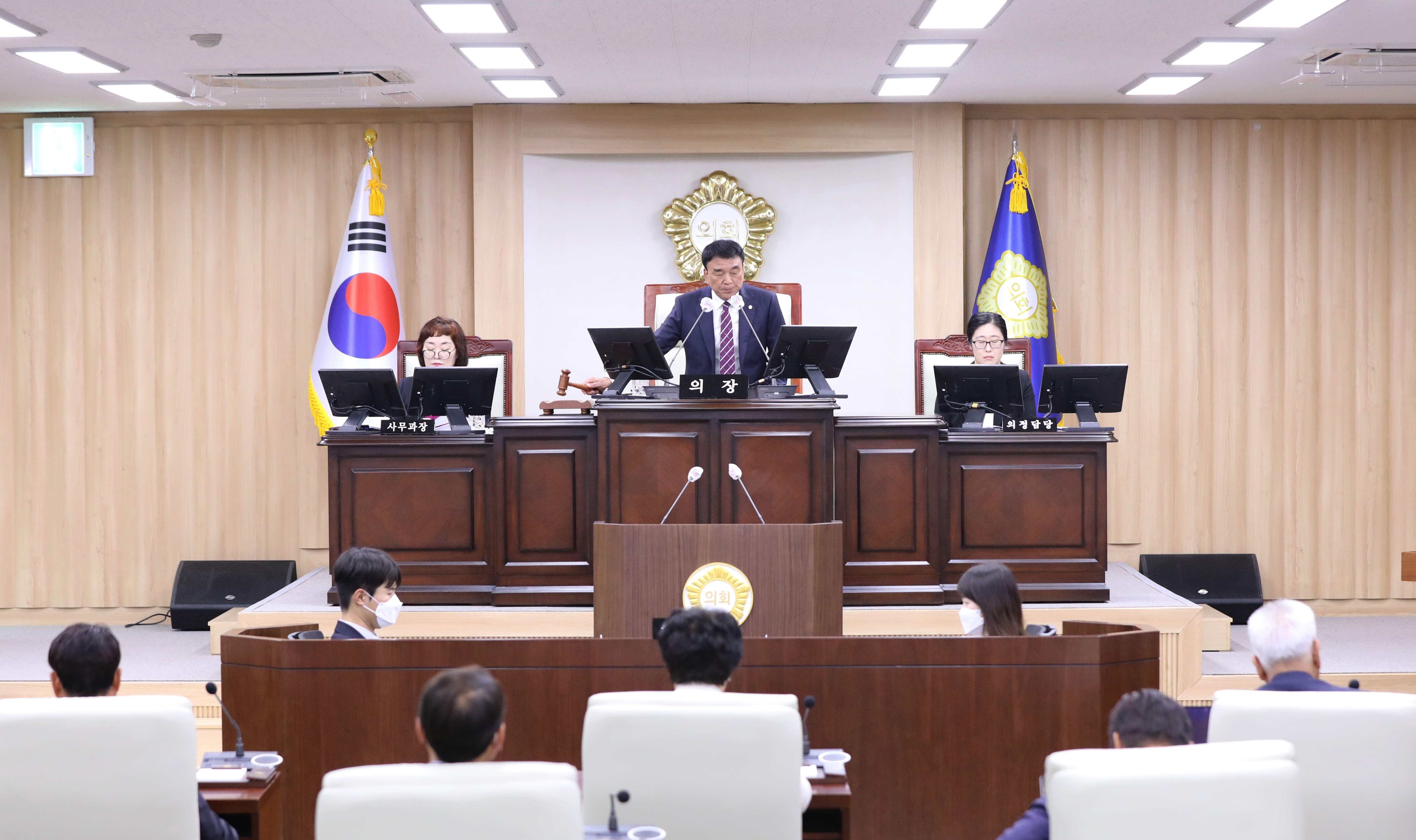 의령군 의회, 제277회 임시회 동산공원묘원행정사무조사 특별위원회                                  결과보고서 채택 및 활동결과 기자회견  의령군의회(의장 김규찬)는 지난 11일 제277회 임시회를 개회하여 제1차 본회의에서 동산공원묘원 폐기물 불법 성토 관련 행정사무조사 특별위원회 결과보고서를 채택하였다. 이번 의령군 행정사무조사는 동산공원묘원에 성토된 폐기물 매립경위를 파악하고 행정의 지도·감독 및 처리과정을 면밀히 분석하여 폐기물 불법 매립 재발방지를 위해 지난 2월24일 제273회 임시회에서 5명의 위원으로 특별위원회를 구성하여 두달간 13차례 회의와 5회의 증인신문, 1회 현장조사를 실시하였다.  그 결과 시정 8건, 건의 8건의 문제점을 도출하였으며, 현장 조사 시 시료 채취를 통해 토양오염도 검사 의뢰하여 분석한 결과23개 항목 중 5개(구리, 납, 아연, 불소, 석유계탄화수소) 항목이 토양오염도 기준치를 초과된 것을 확인하였고, 또한 맹독성 발암물질인 다이옥신까지 다소 검출되었다. 이에 의령군의 초기대응 미흡과 업무상 처리 과정의 문제점을 지적하였고 토양 오염도 조사 결과에 따라 사법기관에 고발 조치할 것을 건의하였으며, 성토된 폐기물의 원상 복구 등 필요한 행정적 조치를 조속히 수행할 것을 촉구하였다. 임시회 제1차 본회의에서 채택된 특별위원회 조사 결과 보고서는 의령군으로 전달될 예정이다.  또한 제277회 임시회 본회의 행정사무조사 특별위원회 결과보고서 채택 후 행정사무 조사특별위원회 위원장 오민자의원이 의령군의회 3층 제1회의실에서 행정사무조사 특별위원회 활동결과 기자회견을 열어 군민들에게 특위활동의 결과와 성과에 대해서 보고하고 청정의령에 이런 일이 재발하지 못하도록 집행기관에 시정조치와 건의사항에 대하여 이행하여 줄 것을 당부하였다.    -상세내용은 본문을 참조하세요