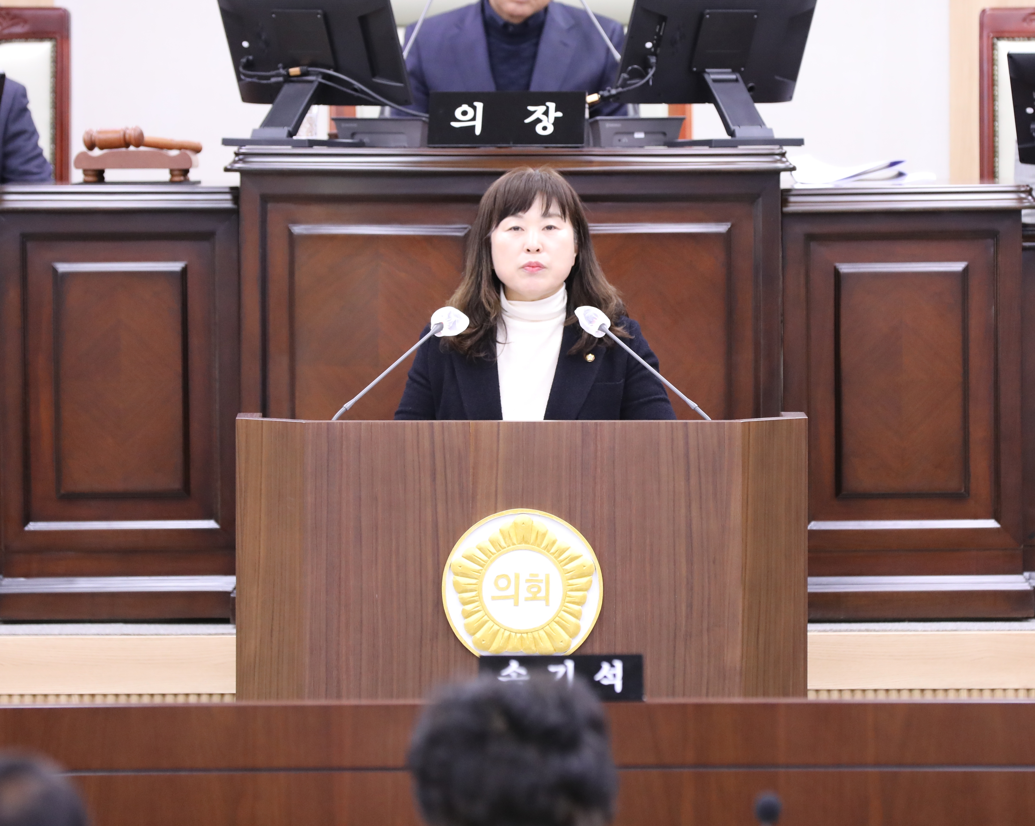 아동보육 정책 강화를 위한 제언○ 의령군의회 김봉남 의원 5분 자유발언○ ‘아이 키우기 좋은 의령’을 위하여 보육정책 적극적으로   강구해야 경남 의령군의회(의장 김규찬)가 지난 23일부터 26일까지 4일간의 일정으로    제283회 임시회를 연 가운데 23일 열린 제1차 본회의에서는김봉남 의원(의령군 가 선거구)의 5분 자유발언이 있었다.이날 김 의원은 &ldquo;아동 보육 정책에 대하여 집행부의 보다적극적인 대응을 주문하고 당면한 인구 문제에 대하여경각심을 촉구하고자 한다&rdquo;며 말문을 열었다.김 의원은&ldquo;지난 몇 년간 각종 의정활동을 통하여 ‘아이 키우기 좋은 의령’을 위하여군이 할 수 있는 다양한 정책을 펼쳐 주실 것을 집행부에 요청드린 바 있지만,아직도 우리 군은 보육환경이 열악할 뿐만 아니라노인정책과 보육정책 사이에 커다란 불균형이 자리하고 있다는 실정&rdquo;이라며발언 배경을 설명했다.김 의원은&ldquo;집행부에서 보육에 있어서도 노인정책에 비견하는 새로운 시책을 발굴하고최대한의 자원이 투입될 수 있도록 적극적인 노력&rdquo;을 주문하였고&ldquo;2022년 부터 의령유치원의 연령대별 정원이 축소됨에 따라입학하지 못한 아이들이 발생하여 생기는 민원 문제에 대하여군의 교육과 보육 관련 부서에서 교육당국과 긴밀히 협력하여 줄 것을요청드린다.&rdquo;고 역설했다.아울러,&ldquo;향후 유치원과 어린이집 관리 체계를 하나로 통합하는 유보통합이이루어지더라도 지금보다 더 나은 보육과 교육환경이 조성될 수 있도록집행부의 적극적인 노력과 대처&rdquo;를 군 당국에 요청했다.끝으로 김 의원은&ldquo;우리군이 인구소멸 위기를 극복하기 위한 생활인구 유입에공무원부터 솔선수범하고 군민들의 동참을 이끌어 내는 자세가 필요하며,더 살기 좋은 의령을 만들기 위해 다 함께 힘을 모아 나아가자&rdquo;고당부하며 5분 자유발언을 마무리 했다.  -상세내용은 본문을 참조하세요