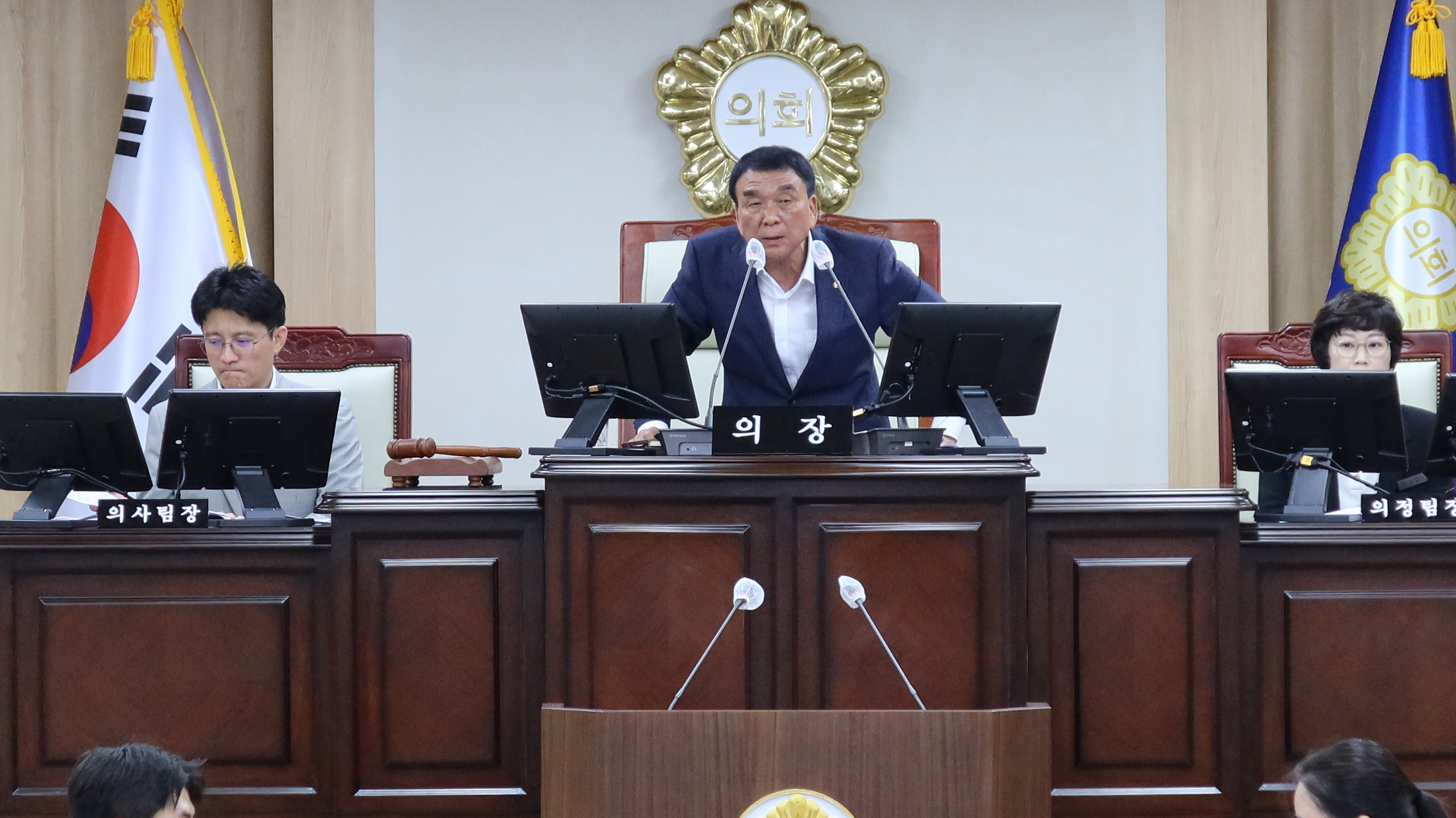 경남 의령군의회(의장 김규찬)는 지난달 17일부터 시작한 제286회 제1차 정례회를 2일 제2차 본회의를 끝으로 마무리했다. 이번 정례회는 16일간 진행되었으며, 2024년도 행정사무감사와2023회계연도 세입·세출 결산 심사를 심의·의결했다. 군민을 위한 행정사무감사, 군민의 목소리를 담다 이번 행정사무감사는 주요 군정 업무 전반의 현황을 분석하여 문제점을 찾아 시정을 요구하고, 정책 방향과 대안을 제시하며 지역발전과 군민의 복리 증진을 도모하고자 지난달 18일부터 24일까지 9일간 진행되었다. 특히, 의원들은 감사 전부터 ‘행정사무감사 군민 의견 접수’를 통해군민의 의견과 불편 사항을 접수했다. 제기된 민원을 해결하기 위해 현장 방문과 현안들을 면밀히 검토했고, 해결에 만전을 기울여 군민의 만족도를 높였다. 또한, 이번 감사는 의령군의회 유튜브 채널을 통해 생중계되어 군민들의 알권리를 충족시켰다는 평가도 받고 있다. 시정 및 건의 사항 행정사무감사에서 나온 시정 및 건의 사항은 총 158건에 달했다. 공통적인 지적사항으로는 △전년도 행정사무감사 지적 사항 이행 미비, △자료 제출 협조 및 수감 자료 준비 철저, △공사설계 변경 및 관급자재 관련, △예산 불용액 최소화, △국세 수입 감소에 따른 철저한 재정관리, △민원 처리 개선, △의회와 집행부 소통과 협치 강조 등이 중점적으로 다뤄졌다. 또한, 일자리 창출과 지역 경제 활성화를 통해 지역 현안 해결, 주민복지, 근로환경 개선 등을 요구했다.구체적인 요구사항으로는 △의원면직 공무원 대책 마련, △건설 T/F팀 구성, △의령군 전통시장 활성화 촉구, △미래교육원 연계사업 활성화, △청년 거점공간 활성화 방안 마련, △지역 균형발전, △의령사랑 상품권 활성화 방안 제시, △부실 공사 근절, △토요애 매취사업 활성화,△농업인 균등 지원, △주민 의견 적극 반영 등이 있었다. 수범 사례 이번 감사에서는 수범 사례도 8건이 발표되었으며, △공모사업 선정, △복지 분야 만족도 1위, △경로당 운영, △도깨비 영화관 흑자 달성, △농기계 점검·관리로 예산 절감, △캠핑장 민원 처리 등에 대해서는 의원들의 칭찬과 격려가 이어졌다. 의회의 평가 황성철 위원장은 
