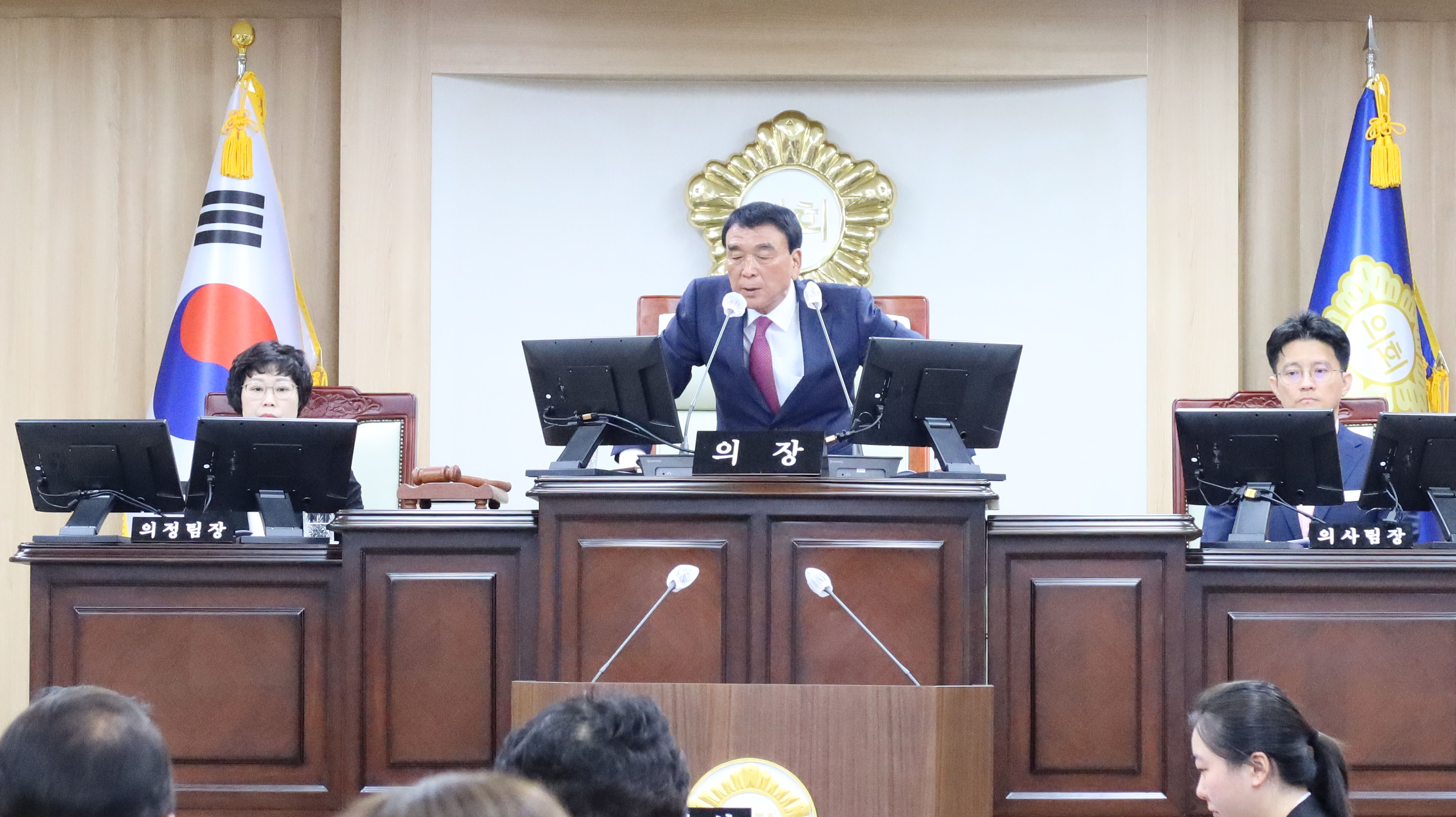 의령군의회는 지난 7월 30일 제288회 임시회 제1차 본회의를 열고 제9대 후반기 원 구성 후 본격적인 의정활동에 돌입했다. 지난 8일 제2차 본회의에서 의령군수가 제출한 제2차 추가경정예산안이 원안대로 통과되면서 의령군 전체 예산은 5천528억 4천 2백여만원이 되었다. 이번 임시회는 10일간의 일정 동안 2024년도 주요사업장 현장방문을 통해 군에서 추진 중인 주요 사업들의 진행 상황을 직접 확인하고 문제점과 개선 방안을 모색하였으며, 제2차 추가경정예산 이외에도 의령군 행정기구 설치 조례 일부개정조례안, 의령군 의령사랑 상품권 발행 및 운영 조례 일부개정 조례안 등 총 17건의 안건을 심사하였으며 모두 원안가결되었다. 김규찬 의장은 “제9대 후반기 의령군의회 원 구성 후 바쁜 의사일정에도 임시회를 원만하게 마칠 수 있도록 적극 협조해 주신 동료 의원님들과 공직자 여러분께 감사드린다”며 “이번 추가경정예산안이 당초 계획대로 군민을 위해 사용될 수 있도록 예산집행에 철저를 기해달라”고 말했다. -상세내용은 본문을 참조하세요