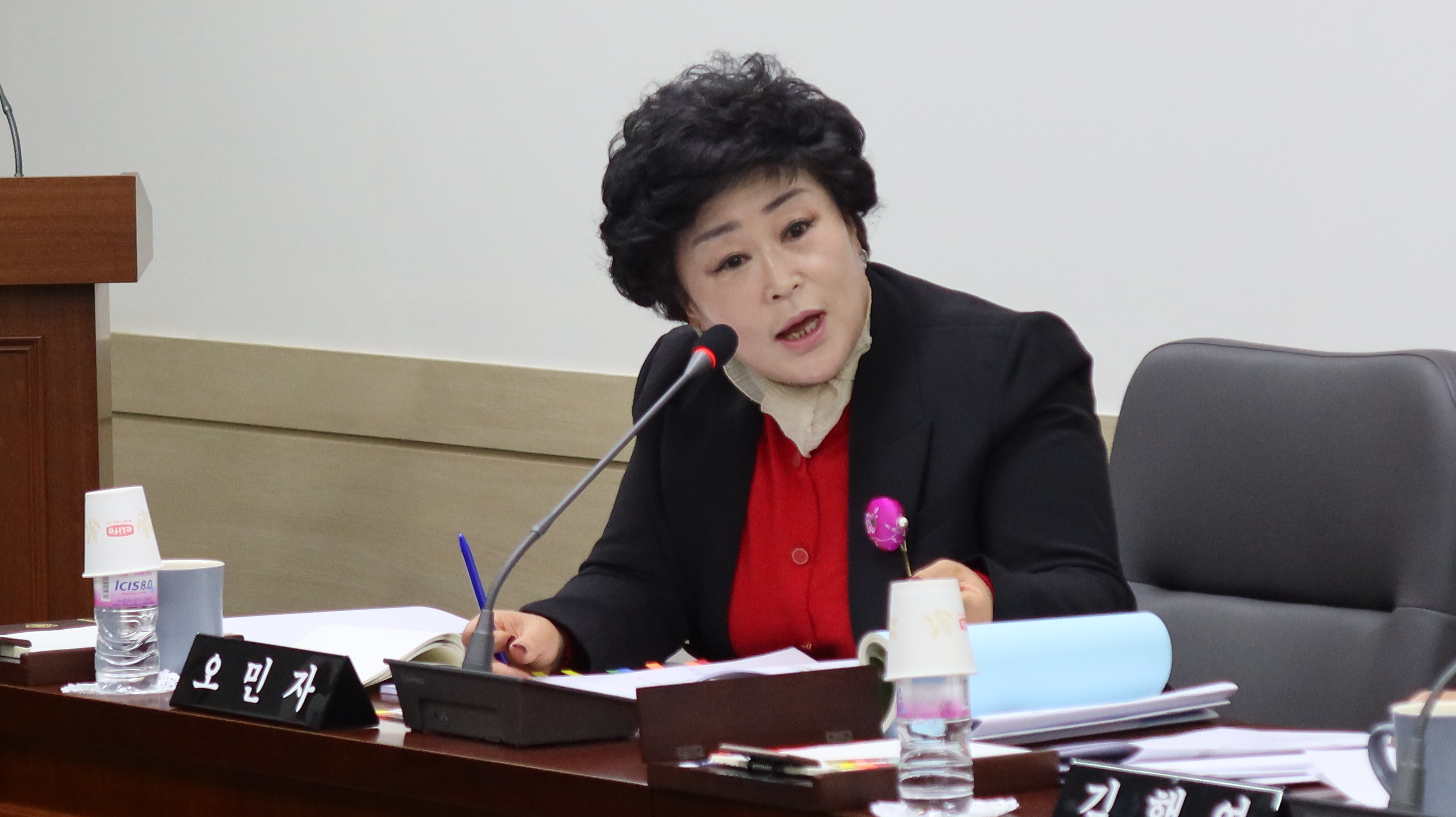 의령군의회(의장 김규찬)에 따르면 ‘의령군 농촌인력 지원에 관한 조례안’이 2차 정례회 제2차 본회의에서 가결됐다. 오민자 의원(사진· 의령군 나 선거구)이 발의한 조례안은 농촌인력을 안정적으로 공급하여 농촌인력 부족문제를 해소하고 원활한 농업 생산활동 지원과 농업의 지속가능한 발전을 도모하기 위한 목적으로 제정하였다.  이번 농촌인력 지원에 관한 조례안에는 농촌인력 지원계획의 수립 및 시행에 관한 사항 및 농촌인력지원센터의 설치에 관한 내용을 포함하고 있다. 오민자 의원은 “농촌의 지속적인 인구감소와 고령화로 농업 현장의 만성적 일손 부족현상 해소와 농업 활동을 뒷받침하기 위하여 농촌인력 지원에 관한 근거 마련이 필요”하다며 “농업인구 감소 및 고령화·농촌노임 상승 등으로 인력난이 심화됨에 따라 농촌인력을 안정적으로 공급하기 위해 노력을 해야 한다”고 전했다.  -상세내용은 본문을 참조하세요