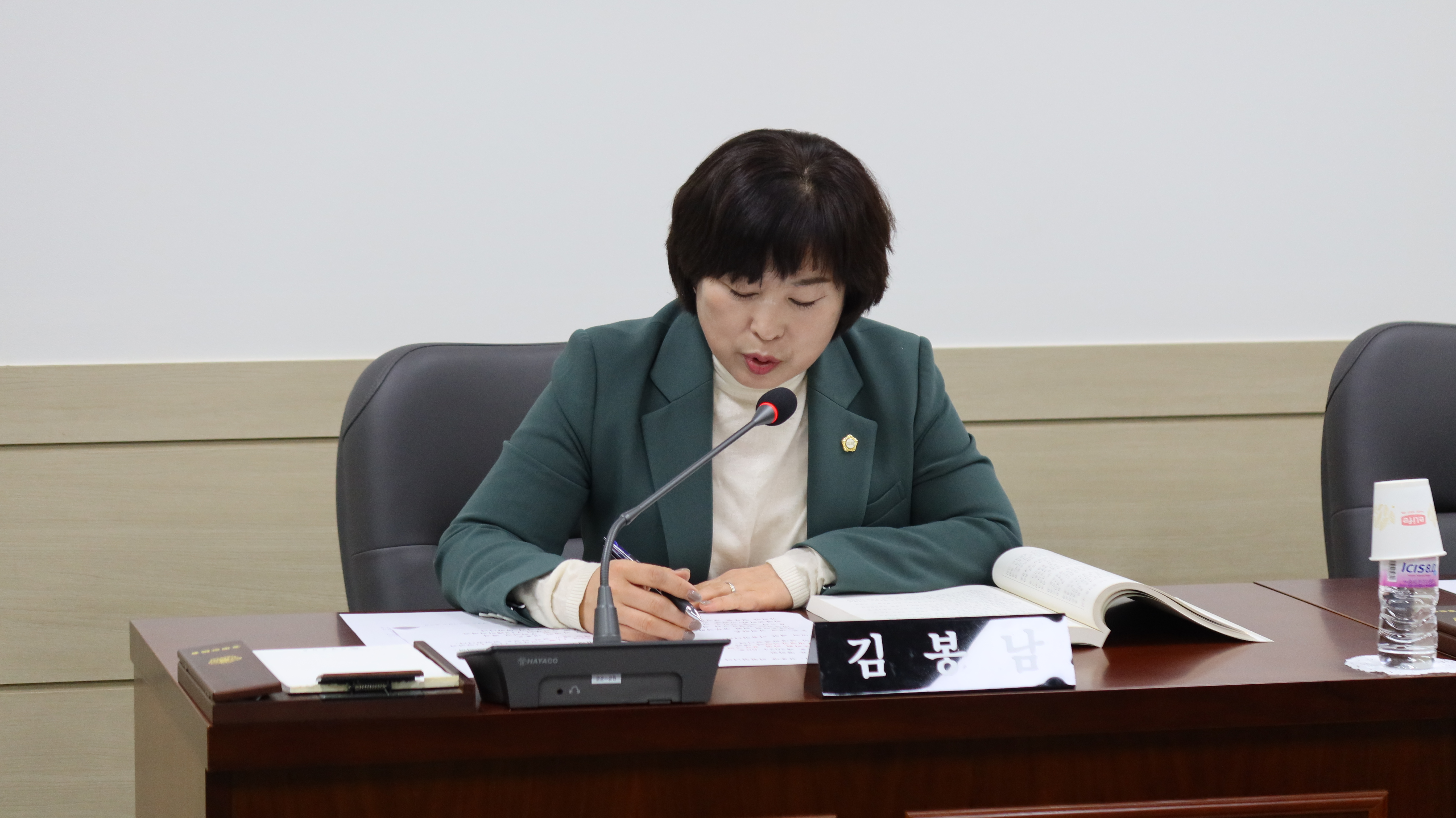 의령군의회(의장 김규찬)에 따르면 ‘의령군 양봉산업 육성 및 지원 조례안’이 제289회 제2차 정례회 제2차 본회의에서 가결됐다. 김봉남 의원(사진· 의령군 가 선거구)이 발의한 조례안은 양봉산업 지원의 법적 근거를 마련하여 의령군 양봉산업의 안정적이고 지속적인 성장을 도모하기 위한 목적으로 제정하였다. 이번 의령군 양봉산업 육성 및 지원 조례에는 양봉산업의 육성 및 지원계획 수립에 관한 사항, 지원 및 지원대상에 대한 내용을 포함하고 있다. 김봉남 의원은 “양봉산업은 농작물 생산에 중요한 역할을 수행하고 있음에도 최근 기후변화 및 병해충 요인의 증가에 따라 꿀벌개체수의 급감 및 생산비 증가에 따라 어려움을 겪고 있는 실정”이라며 “이번 의령군 양봉산업 육성 및 지원 조례 제정을 통해 양봉산업 육성 및 지원에 필요한 사항을 규정하여 양봉농가의 소득을 증가시키고 지역경제 발전에 도움이 될 것”라며 조례 통과의 소회를 밝혔다. -상세내용은 본문을 참조하세요