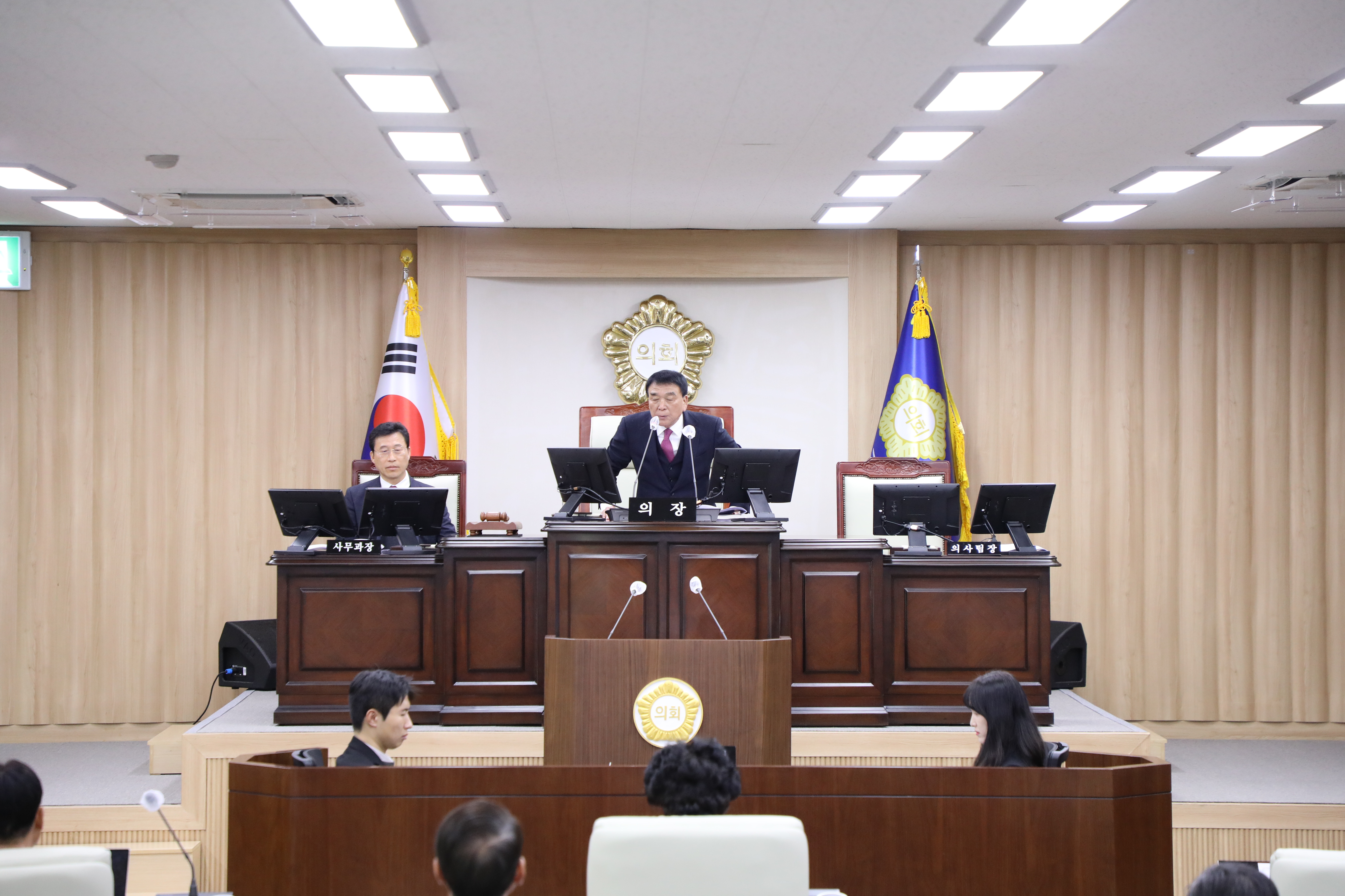 의령군 의회, 2025년 새해 첫 임시회 개회주요업무계획, 토요애 유통 대표이사 인사청문회...유튜브 시청 의령군의회(의장 김규찬)는 지난 10일 제290회 임시회를 개회하며, 2025년 첫 의사일정을 시작했다.  이번 임시회 기간은 1월 10일부터 20일까지 11간의 일정으로 2025년 주요업무계획 설명 청취 등과 군의회 개원 이후 첫 인사청문회도 진행될 예정이다. 이번 인사청문회는 의령군 의회 최초 인사청문특별위원회를 구성하고 “지방자치법” 제47조의 2, “의령군의회 인사청문회 조례”에 근거하여 군수가 제출한 토요애 유통 대표이사 후보자에 대해 해당 직위에 필요한 능력과 자질 등을 임명 전 군의회의 사전적 검증을 거치는 자리이다. 인사청문특별위원회는 총 6명의 위원으로 구성되었으며 위원장에 주민돈의원, 부위원장에 윤병열의원이 선임되었고, 위원으로는 김판곤, 조순종, 오민자, 김창호 의원이 활동한다. 주민돈 인사청문특별위원장은 의령군의회 최초로 실시하는 인사청문회의 위원장이라는 중책을 맡게 되어 매우 뜻깊게 생각한다”며 “이번 청문회를 통해 인사청문특별위원회 위원들과 함께 토요애 유통 대표이사 후보자가 충분한 역량과 자질을 갖췄는지를 철저히 검증하고, 투명하고 공정한 인사가 이루어질 수 있도록 최선을 다하겠다”고 전했다. 특히, 김규찬 의장은 개회사에서 “의령군의회가 활기차고 열정적으로 의정활동을 펼칠 수 있도록 많은 관심과 아낌없는 성원을 보내주신 군민 여러분께 깊은 감사의 말씀을 드린다”며, “올 한해도 오로지 민생안정을 위하며, 군민의 삶에 한 걸음 더 가까이 다가서는 적극적인 의정활동을 펼쳐 나갈 것이다” 며 새해 인사를 건넸다. 한편 이번 임시회 제1차 본회의 개회 전 군민에게 첼로 연주자 김가연씨가 ‘백조’와 ‘Over the rainbow’를 통해 밝은 새해를 여는 희망찬 노래를 선보였다. 또한 인사청문회를 포함한 의령군의회 제290회 임시회는 유튜브 채널을 통해 생방송으로 시청할 수 있다.  -상세내용은 본문을 참조하세요