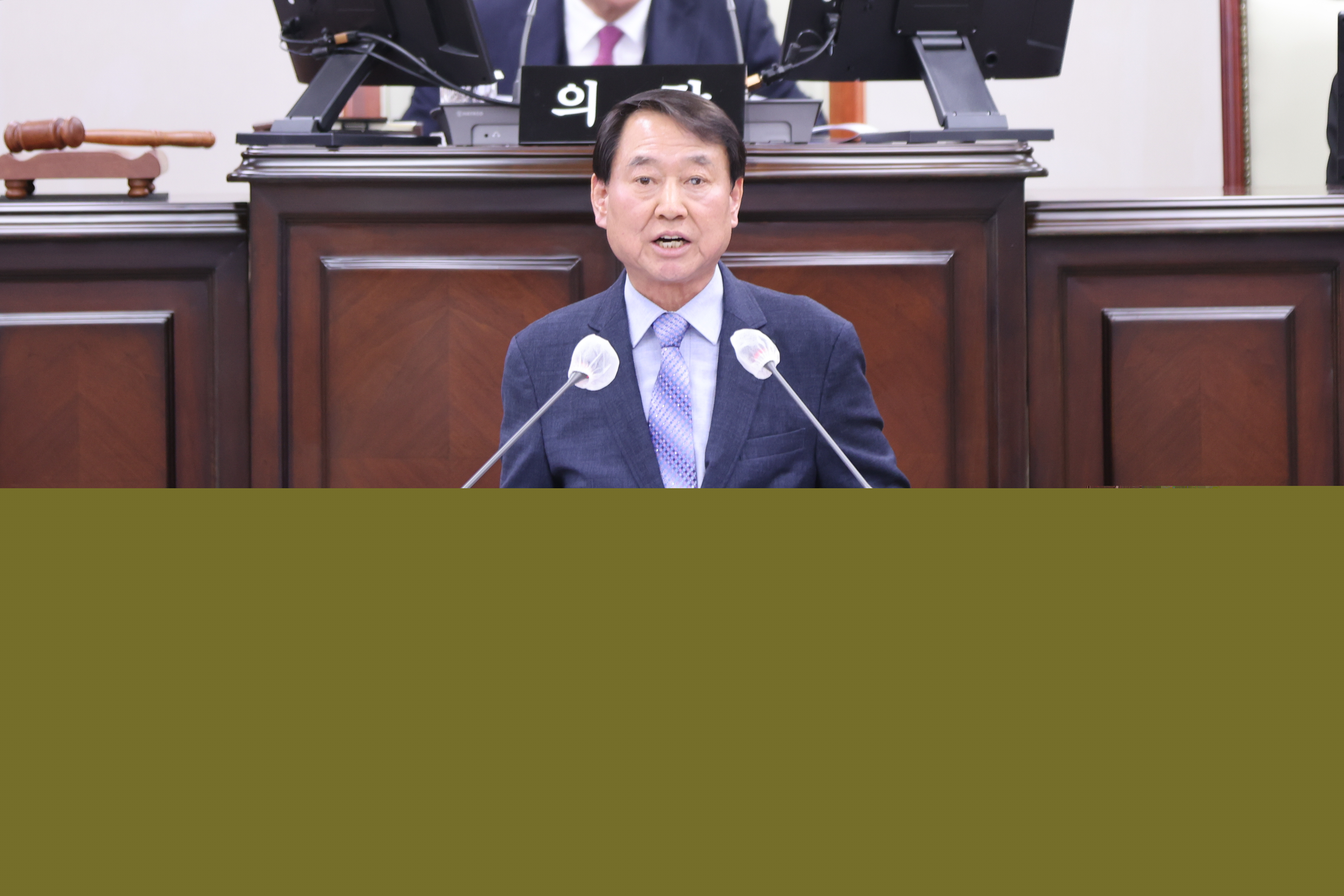 건강과 활력의 새 지평, 스크린 파크골프장 신설 제안의령군의회 김판곤 의원, 자유발언 의령군의회(의장 김규찬)가 4월 1일부터 4일간의 일정으로 제291회 임시회를 연 가운데 첫날인 1일 열린 제1차 본회의에서 김판곤 의원(사진· 의령군 가 선거구)은 의령군 스크린 파크골프장 신설의 필요성을 강력히 제기했다. 김 의원은 &ldquo;스크린 파크골프장 신설은 단순한 기반 시설 투자를 넘어 우리 의령군의 미래를 고려한 체계적인 계획의 일환&rdquo;이라며, &ldquo;이 계획은 모든 세대가 함께 건강하고 활기찬 생활을 누릴 수 있는 토대를 마련하는 것을 목표로 한다&rdquo;고 강조했다. 이어 김 의원은 &ldquo;현재 의령군에는 사설 파크골프장 한 곳을 제외하고 운영 중인 파크골프장이 없음에도 불구하고 740여 명의 회원이 활동 중인 것은 지역 내에 파크골프에 대한 강력한 수요가 있음을 나타낸다&rdquo;고 언급했다. 또한, 김 의원은 하동군, 김천시, 서울 강남구 등 다른 지자체에서 스크린 파크골프장을 설치하여 지역 경제 활성화와 사회적 교류 증진에 기여하고 있는 사례들을 소개하며 의령군에서도 스크린 파크골프장 신설을 적극 검토할 것을 제안했다. 끝으로 김 의원은 &ldquo;스크린 파크골프장 신설은 지역 사회의 활력을 증진시키고, 모든 세대가 함께 어울릴 수 있는 문화적 공간으로 자리매김할 수 있음을 의미한다&rdquo;며, &ldquo;의령군의 여가 시설 기반을 현대화하고 환경친화적인 레저 활동을 위해 적극적으로 검토해 주시기를 바란다&rdquo;며 자유발언을 마무리했다.  -상세내용은 본문을 참조하세요