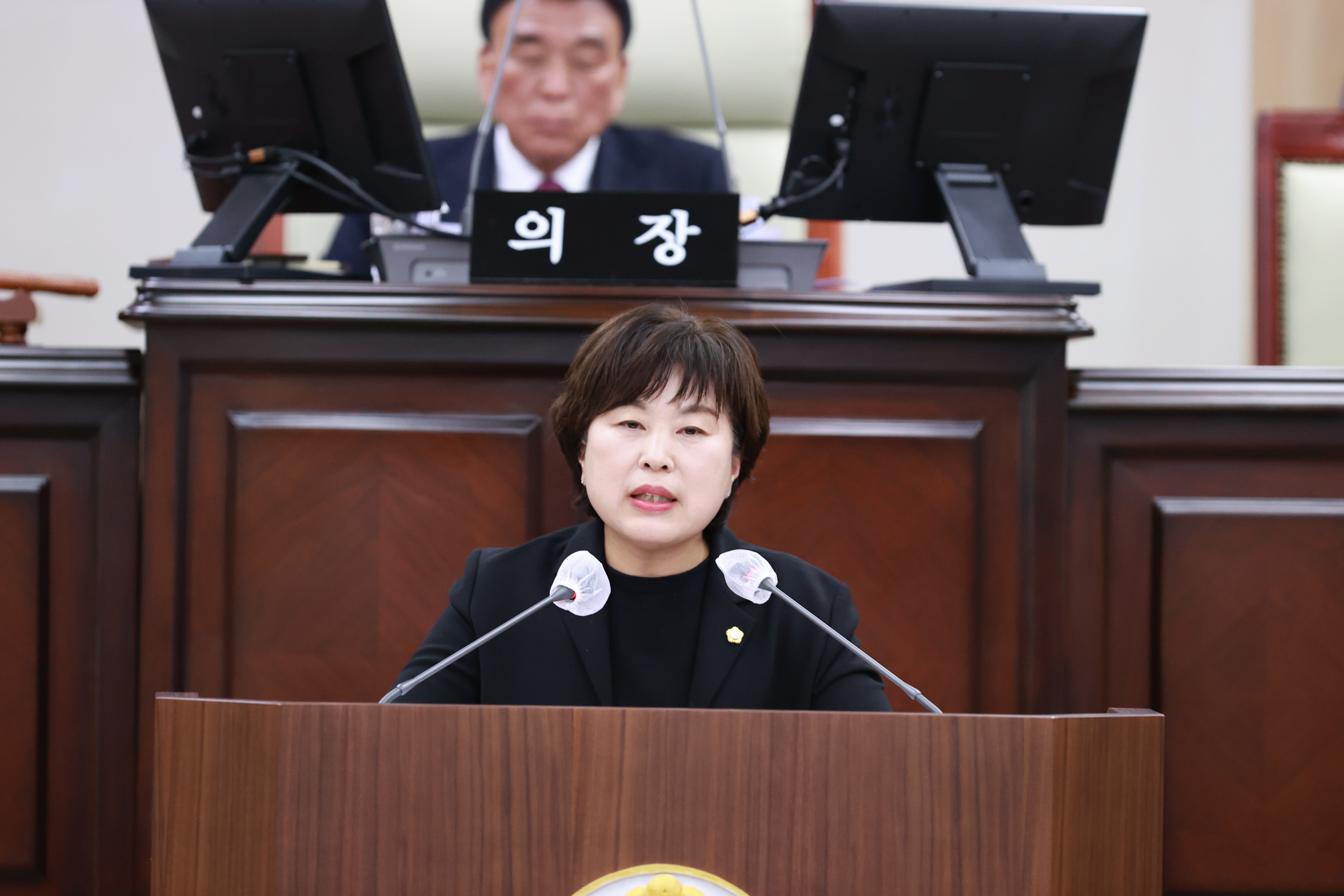 ‘교통약자의 보행환경 개선’제안○ 교통약자 이동권 보장을 위한 의령군 보행환경 개선 필요성 제기  의령군의회(의장 김규찬)가 4월 1일부터 4월 4일까지 4일간의 일정으로 제291회 임시회를 연 가운데 첫날인 1일 열린 제1차 본회의에서 김봉남 의원(의령군 가 선거구)의 자유발언이 있었다. 이 자리에서 김봉남 의원은 의령군 교통약자의 이동권 보장을 위한 보행환경 개선의 필요성을 강조하며, 실질적인 정책적 대안을 제안하였다. 김 의원은 의령읍 내 주요 횡단보도 구간에서 교통약자가 혼자 횡단보도를 건너거나 인도를 걷는 것이 사실상 불가능한 상황임을 지적했다. 횡단보도와 인도를 연결하는 경계석 단차를 첫 번째 문제로 꼽으며, 법적 기준인 2cm 이내를 초과하는 구간이 많음을 지적하였다. 또한, 시각 장애인 점자블럭의 설치 및 관리의 부실, 보도 위 장애물 정비의 필요성 등 교통약자를 위한 보행환경 개선을 위한 현실적인 문제점들을 언급하였다. 김 의원은 이러한 문제를 해결하기 위해 경계석 단차 제거 및 경사로 설치, 점자블록 정비와 설치 기준 준수, 평탄성이 우수한 아스콘 포장 도입, 보도 위 장애물 정비 등 실효성 있는 대안을 제시하였다. 이어 김 의원은 “현재 「의령군 보행 안전 및 편의증진에 관한 조례」와 「의령군 교통약자의 이동편의 증진을 위한 조례」가 마련되어 있음에도 실질적인 보도개선 성과가 미흡하다”며, 이에 대한 실태조사와 단계적인 개선방향 모색을 촉구하였다.  끝으로 김 의원은 “교통약자를 포함한 의령군민과 관광객 모두가 안전하고 편리하게 거리를 걸을 수 있는 환경 조성을 통해 의령군이 더욱 살기 좋은 지역으로 거듭나기를 바란다”는 기대를 전하며 발언을 마쳤다.  -상세내용은 본문을 참조하세요