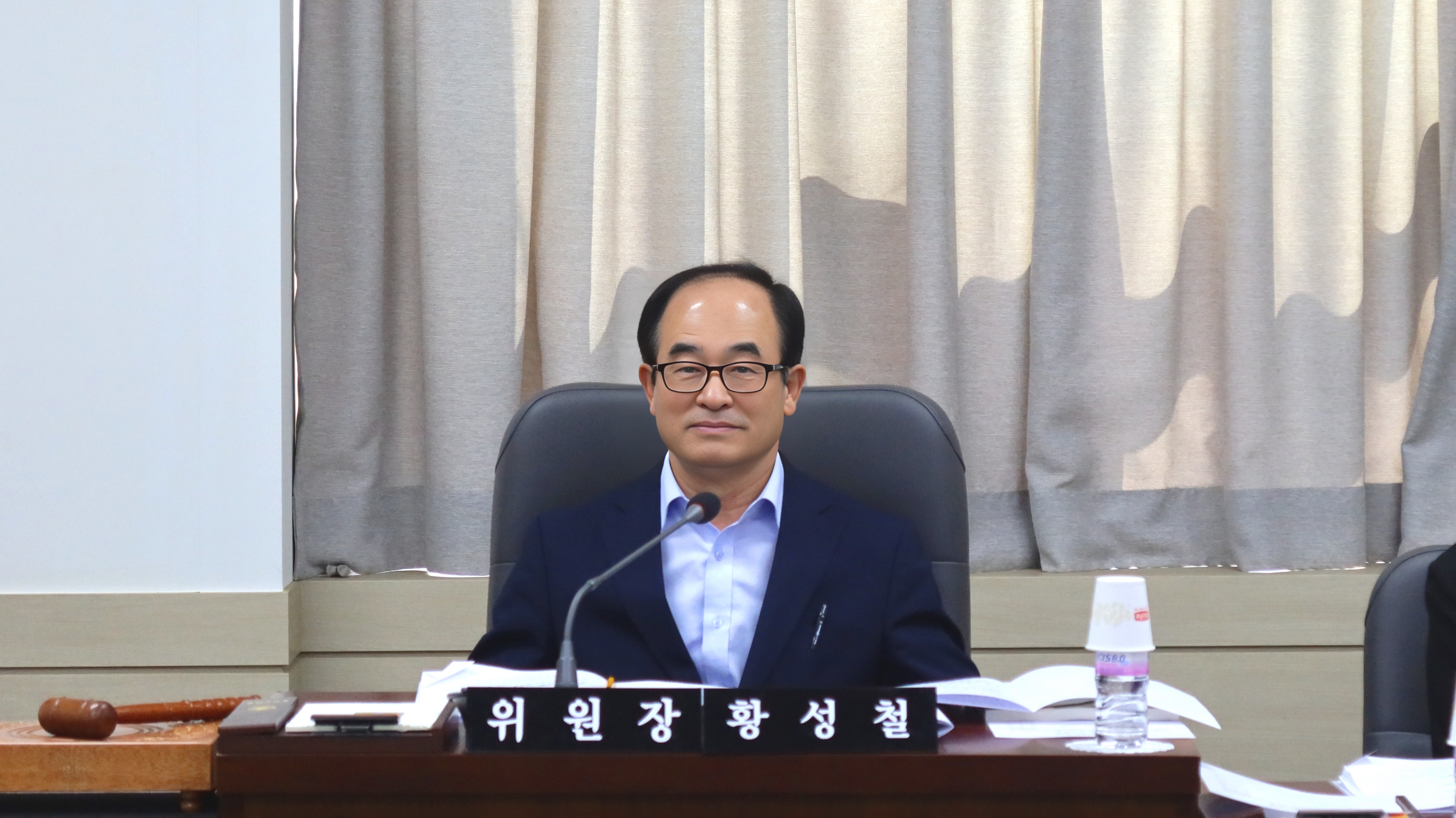 의령군의회 황성철 의원, ‘의령군 일반농산어촌개발사업 시설물 관리 및 운영 조례 일부개정조례안’ 발의 의령군의회(의장 김규찬)가 일반농산어촌개발사업 시설물 운영 경비 지원 범위를 확대하는 내용을 담은 조례 개정안을 제291회 임시회에서 가결했다. 이번 개정으로 운영비 부족으로 어려움을 겪던 수탁자들이 유지관리협의회의 결의를 통해 공공요금 등의 관리비를 지원받을 수 있는 제도적 기반이 마련됐다. 현재 일반농산어촌개발사업을 통해 운영 중인 시설물들은 농촌 고령화와 인구 감소로 인해 초기 운영부터 난항을 겪어왔다. 기존에는 시설물의 수선비만 지원 가능했지만, 이번 개정안은 이를 넘어 운영비 충당이 어려운 위탁시설에 관리유지비를 지원할 수 있도록 범위를 확대했다. 황성철 의원(사진· 의령군 다 선거구)은 “현장의 현실적인 어려움을 해결함으로써 시설 운영 활성화와 정주여건 개선에 기여하길 기대한다.”며 개정안 통과에 대한 소회를 밝혔다. 이번 조례 개정은 농촌지역 주민들의 삶의 질 향상과 지역 활성화를 위한 중요한 발걸음으로 평가받고 있다.  -상세내용은 본문을 참조하세요