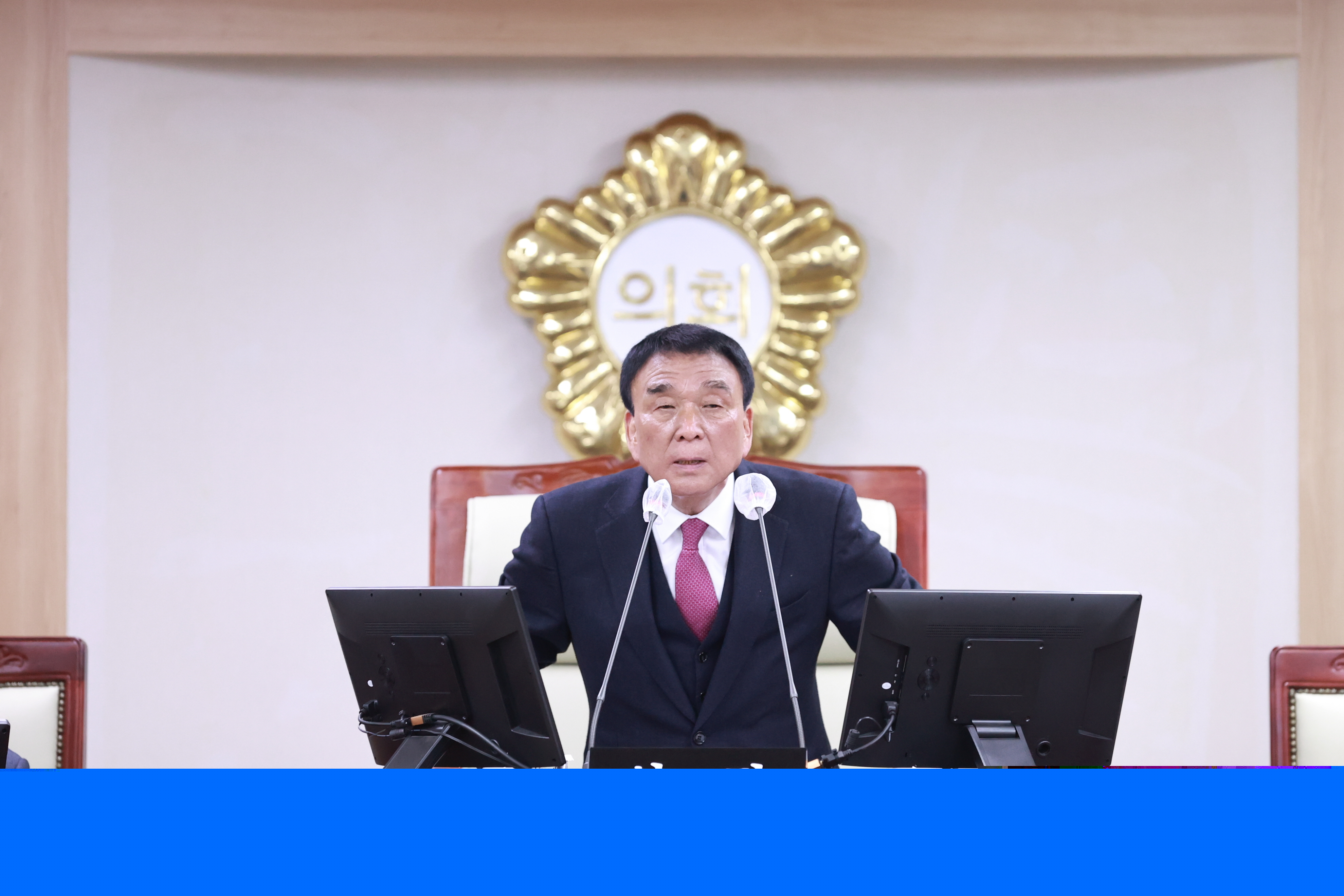 의령군의회 김규찬 의장, ‘의령군 사무의 공공기관 위탁 및 대행에 관한 조례안’ 발의 제291회 의령군의회(의장 김규찬) 임시회 제2차 본회의에서 ‘의령군 사무의 공공기관 위탁 및 대행에 관한 조례안’이 가결되었다. 김규찬 의장(사진· 의령군 라 선거구)이 발의한 조례안은 의령군수의 사무 중 공공기관에 위탁하거나 대행하게 하는 경우 위탁 및 대행사무의 범위, 비용부담의 방법‧절차 등 관리기준 및 그 밖에 필요한 사항을 규정하고 있다. 구체적인 내용은 공공기관 위탁 및 대행사무의 적정성을 의령군수가 사전에 검토하고, 심의위원회에서 필요성과 타당성을 심의하며, 의회의 동의를 받아야 할 사무의 범위를 정하고, 수탁 및 대행기관의 선정 절차와 계약 체결 방법, 위탁사무의 처리에 관한 책임 소재, 위탁 및 대행사무의 수행에 필요한 비용 부담, 수탁 및 대행기관에 대한 의령군수의 지도‧감독 등의 내용을 포함하고 있다. 김규찬 의장은 “이번 조례 제정으로 공공기관에 위탁 및 대행하는 사무의 무분별한 위탁을 방지하고 행정의 능률성과 책임성을 확보할 수 있게 되었다”며 “조례 시행을 통해 앞으로 공공기관 위탁 사무 등에 대한 투명하고 실효성 있는 관리가 이루어질 것으로 기대된다”고 밝혔다.  -상세내용은 본문을 참조하세요
