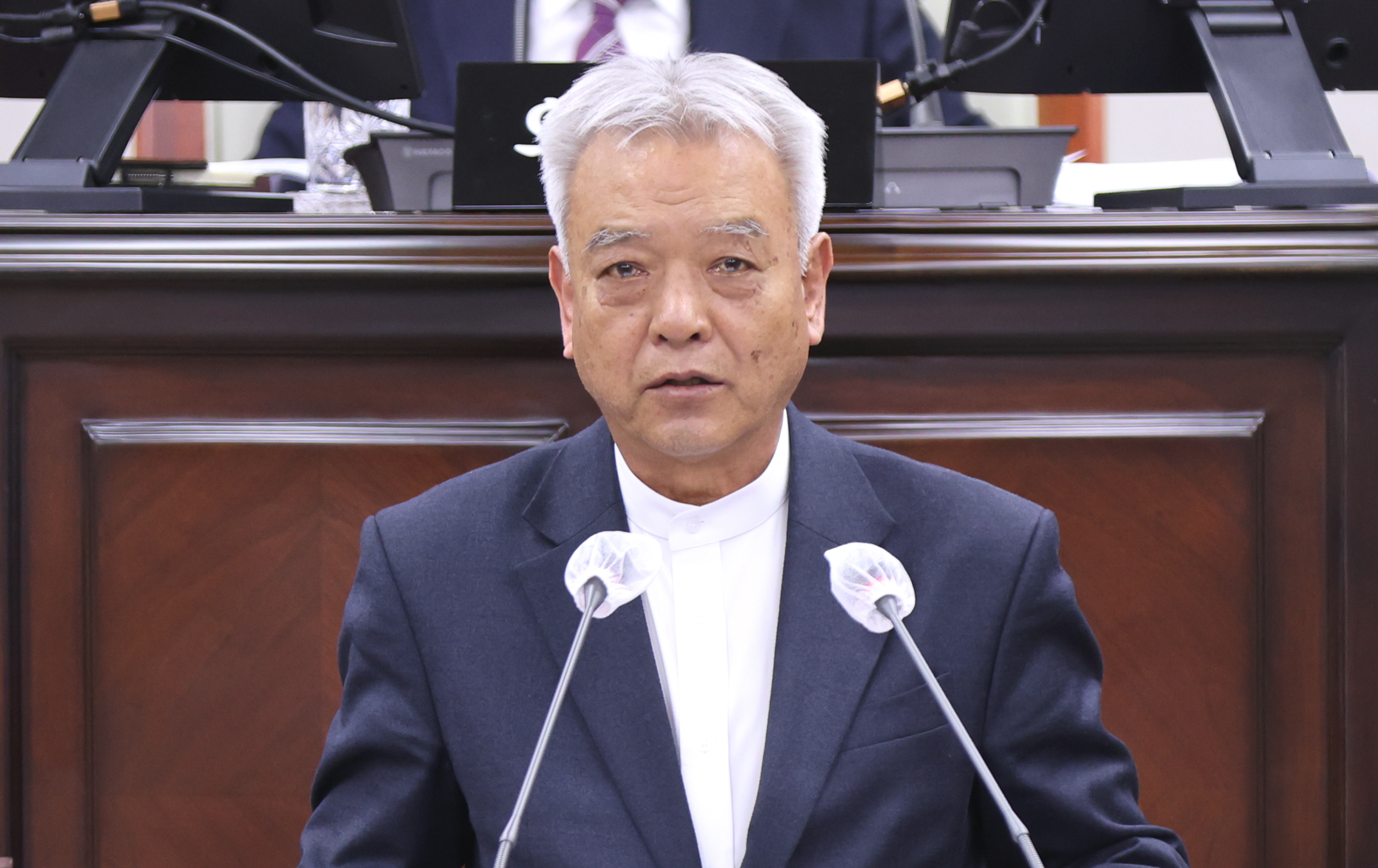 의령군의회, 김창호 의원 발의 조례안 2건본회의서 원안 가결 “공유재산 관리 투명성 강화 및 태양광 발전시설 개발행위 기준 정비” 의령군의회(의장 김규찬)는 제291회 임시회 제2차 본회의에서 김창호 의원(의령군 라 선거구)이 대표 발의한 「의령군 공유재산 관리 조례 일부개정조례안」과 「의령군 계획 조례 일부개정조례안」을 가결했다고 밝혔다. ‘공유재산 관리 조례 개정으로 투명성 및 책임성 강화’김창호 의원은 “공유재산의 체계적인 관리를 통해 행정의 투명성과 책임성을 높이기 위해 조례 개정을 발의했다”고 설명했다. 이번 개정안은 공유재산 관리계획 수립 시 취득 기준가격을 기존 10억 원에서 7억 원으로, 처분 기준가격은 10억 원에서 3억 원으로 조정하였다. 또한, 처분 시 기준 면적을 2,000㎡에서 1,000㎡로 축소하여 재산 관리의 기준을 현실화하였다. 이를 통해 공유재산의 취득 및 처분 과정에서 보다 신중한 검토와 투명한 관리가 이루어질 것으로 기대된다. ‘군 계획 조례 개정으로 태양광 발전시설 난개발 방지’같은 날 통과된 「의령군 계획 조례 일부개정조례안」은 태양광 발전시설의 무분별한 설치를 방지하고 주민들의 정주 환경을 보호하기 위한 내용을 담고 있다. 개정안은 리도(里道)로부터의 개발행위 제한 기준을 신설하고, 주거 밀집지역과 관광지에 대한 태양광 발전시설의 이격거리 기준을 각각 700m와 1,000m로 확대하였다. 이를 통해 태양광 발전시설로 인한 환경 훼손을 방지하고, 주민들의 삶의 질을 향상시킬 것으로 기대된다. 두 조례안은 입법예고 기간 동안 별다른 의견 제출 없이 본회의에서 원안 가결되었으며, 김창호 의원은“앞으로도 지역사회의 다양한 목소리에 귀 기울이며, 군민의 삶을 실질적으로 변화시킬 수 있는 입법 활동과 책임 있는 의정활동에 최선을 다하겠다.”고 말했다.  -상세내용은 본문을 참조하세요