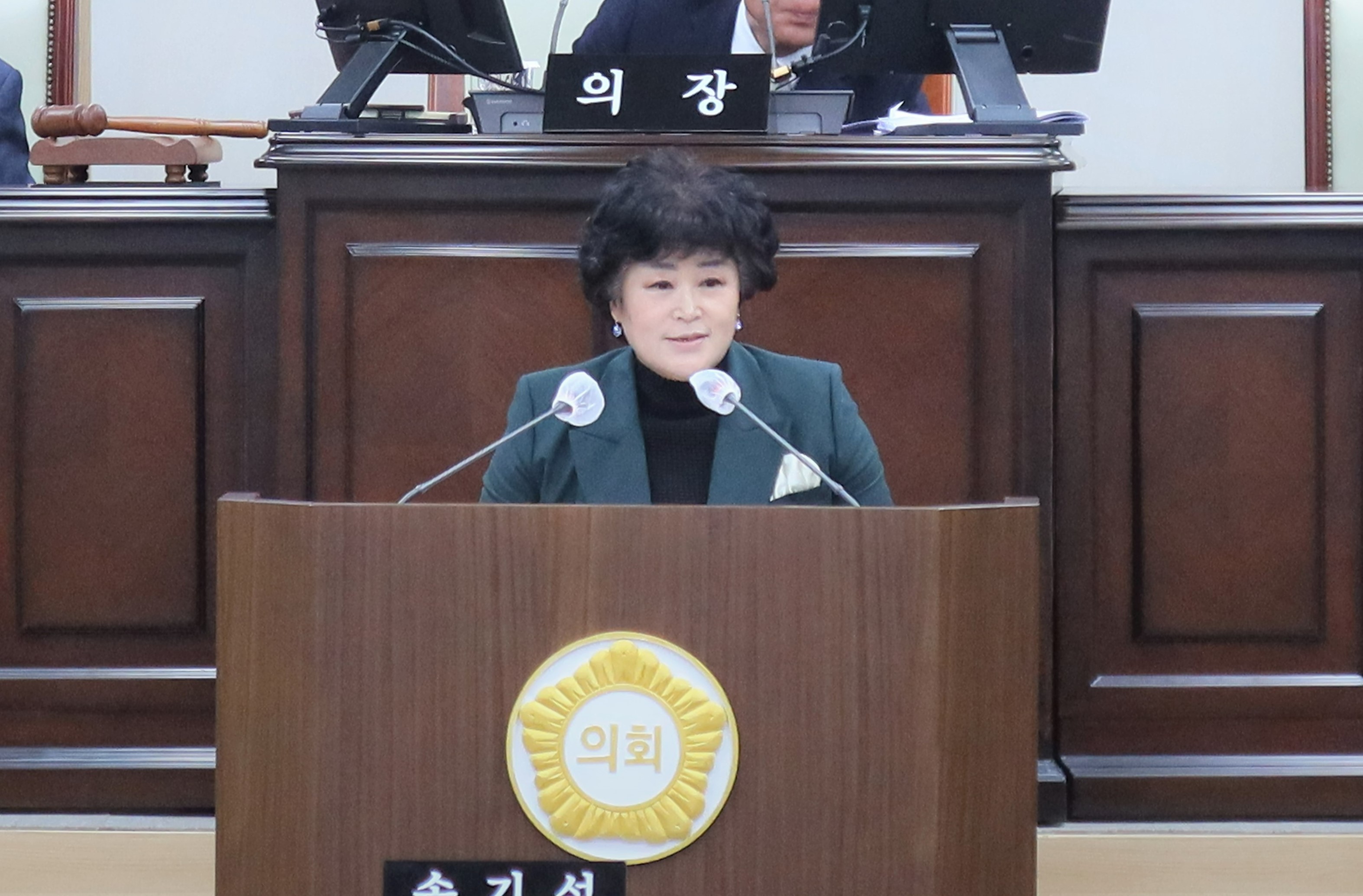 의령군의회 오민자 의원, ‘의령군 중증장애인생산품 우선구매촉진 조례안’ 발의 의령군의회(의장 김규찬)에 따르면 ‘의령군 중증장애인생산품 우선구매 촉진 조례안’이 제291회 임시회 제2차 본회의에서 가결됐다. 오민자 의원(사진· 의령군 나 선거구)이 발의한 조례안은 고용이 어려운 중증장애인의 경제적 자립을 도모하고, 중증장애인생산품 구매촉진에 필요한 사항을 담아 중증장애인의 직업재활과 생활 안정을 돕고 지역경제 활성화에 이바지하고자 발의됐다. 주요 내용으로 ▲중증장애인생산품 우선구매 촉진을 위한 군수의 책무 ▲우선구매 대상기관의 범위 ▲우선구매 촉진계획 수립 ▲우선구매 지원 및 협조 요청 ▲포상에 관한 사항 등을 규정했다. 특히, 중증장애인생산품의 생산시설에 대한 지원사항과 공공기관이 아닌 의령군에 소재한 공공단체, 기업체 등에 구매 협조를 요청할 수 있는 근거도 마련했다.오민자 의원은 “중증장애인생산품 우선구매는 고용 사각지대에 있는 중증장애인에게 일자리를 제공하고 자립을 돕는 중요한 제도로 본 조례를 통해 중증장애인이 경제활동을 활발히 할 수 있는 환경이 조성되어 경제적 자립에 도움이 되기를 기대한다”고 말했다.  -상세내용은 본문을 참조하세요