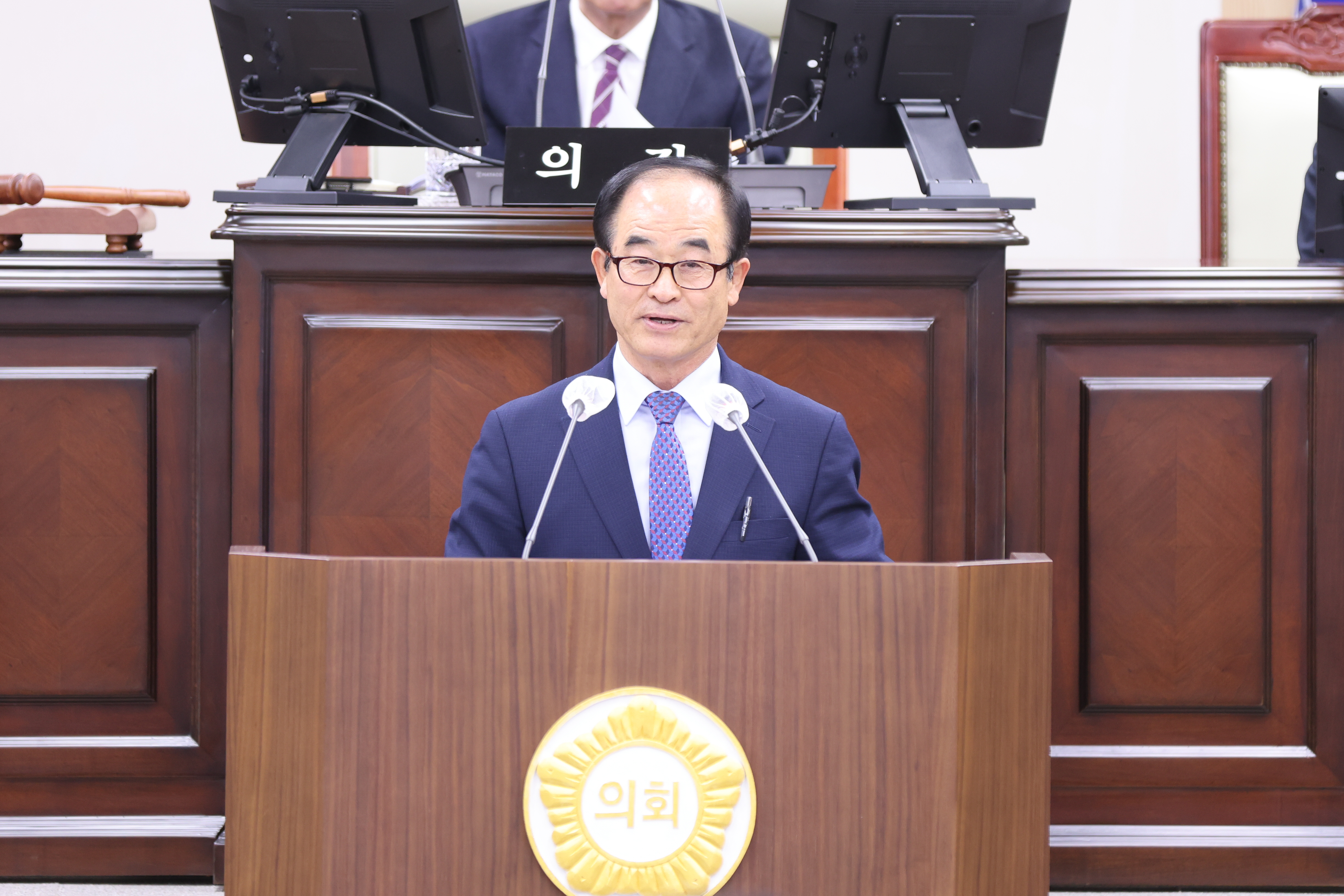 충의 도시 의령을 대표할 역사·관광 명소, 의병승전기념공원 조성 제안의령군의회 황성철 의원, 자유발언 의령군의회(의장 김규찬)가 4월 4일 제291회 임시회 본회의를 개최한 가운데, 황성철 의원(의령군 다 선거구)이 지역 역사와 관광 활성화를 위한 ‘의병승전기념공원 조성’을 제안하는 자유발언을 펼쳤다. 황 의원은 발언에서 “정암진은 임진왜란 당시 곽재우 장군이 이끈 의병이 최초로 일본군에 승리를 거둔 역사적 승전지”라며, 이 현장성을 되살리고 의병 정신을 기리기 위해 의병승전기념공원을 조성할 필요성을 강조했다. 그는 공원 조성의 핵심으로 곽재우 장군의 기마상을 새롭게 건립할 것을 제안했다. 황 의원은 “현재 기마상은 크기가 작고 노후되어 새 단장이 필요하다”며, 몽골 칭기즈칸 기마상을 참고하여 곽재우 장군이 붉은 옷을 입고 백마에 올라 호령하는 형상으로 제작하고, 전망대 기능을 추가해 공원을 의령의 랜드마크로 만들겠다는 비전을 제시했다. 또한, 정암철교에서 의령관문을 거쳐 공원까지 이어지는 역사 탐방로 설치와 주요 지점에 의병 활동을 소개하는 설명판, 포토존, 조형물을 배치하는 재현 공간 조성을 건의했다. 더 나아가 “명각대와 붉은색 의병기 게양대를 설치해 선열들의 업적을 기리고, 강렬한 시각적 인상을 통해 관광객들에게 깊은 감동을 줄 수 있을 것”이라고 덧붙였다. 황 의원은 “역사와 관광이 융합된 의병승전기념공원의 조성이 의령을 대한민국 대표 충의 도시로 발전시키고 군민들의 자긍심을 고취시킬 것”이라며 발언을 마무리했다. 황성철 의원의 이번 자유발언은 지역 역사적 가치를 보존하고 관광 자원을 확충하며 경제 활성화를 도모할 구체적인 방안을 제시해 군민들의 큰 관심과 기대를 받고 있다.  -상세내용은 본문을 참조하세요