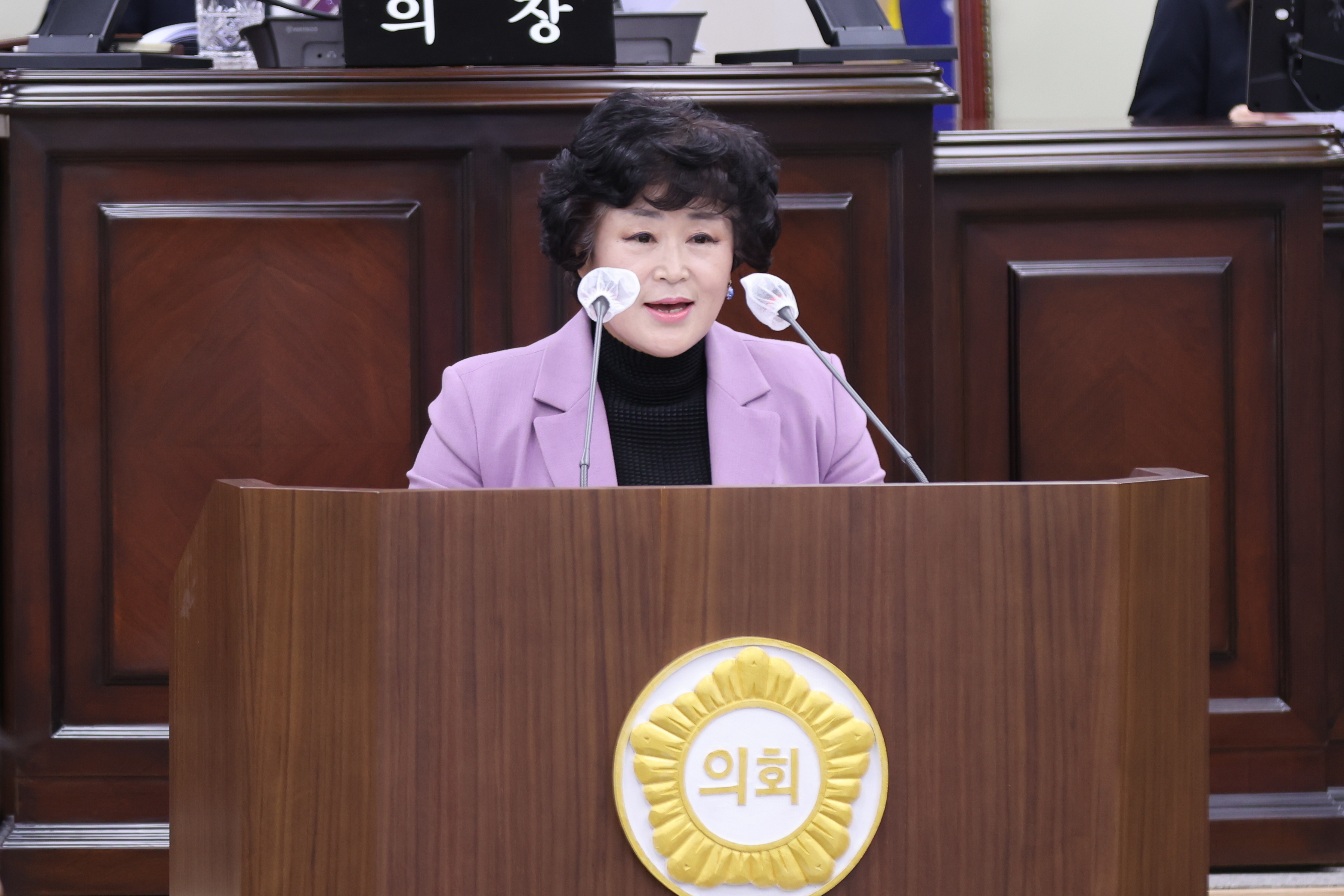  ‘의령형 꿈키움 교육수당’제안○ 의령군의회 오민자 의원, 초등학생 대상 '의령형 꿈키움 교육 수당' 지원 제안  의령군의회(의장 김규찬)가 4월 1일부터 4월 4일까지 4일간의 일정으로 제291회 임시회를 연 가운데 4일 열린 제2차 본회의에서 오민자 의원(의령군 나 선거구)의 자유발언이 있었다. 이 날, 지역 초등학생들의 학업 여건 개선과 교육 격차 해소를 위한 '의령형 꿈키움 교육수당' 지원 방안을 제안했다. 이는 의령군이 직면한 학령인구 감소와 지역 소멸 위기 극복을 위한 전략적 접근으로 주목받고 있다. 오 의원은 지난해 의령군이 '교육발전특구 시범지역'으로 선정된 점을 언급하며, 이 사업이 지역 교육 발전에 중요한 기회를 제공할 것이라고 평가했다. 그러나 저출생과 고령화로 인한 학령인구 감소 및 교육 격차 심화로 인해 인구 유출 문제가 지속되고 있는 현실에서, 보다 근본적인 교육 여건 조성이 필요하다는 점을 강조했다. 오 의원은 현재 의령군 초등학생들의 학업 환경이 도시와 비교해 열악하며, 시험 없는 교육 환경 속에서 기초 학력이 부족해지고 있다고 지적했다. 이는 중학교 진학 이후 어려움을 겪는 사례로 이어지고, 지역 교육 경쟁력을 약화시키는 주요 요인으로 작용하고 있음을 언급하였다. 현재 의령군은 중·고등학생들을 대상으로 행복학습관을 운영하여 긍정적 성과를 내고 있지만, 초등학생들에 대한 지원은 부족한 실정이다. 오 의원은 거창군장학회의 주요 과목 학원비 지원 사례와 전라남도교육청의 '전남학생교육수당' 정책을 언급하며, 이러한 사례들이 지역 교육 격차 해소와 인재 육성에 긍정적인 영향을 미치고 있다고 평가했다. 이에 따라 초등학교 4~6학년 학생들을 대상으로 주요 과목 학원비를 지원하고, 지역 학원과 협력해 맞춤형 교육 프로그램을 제공하는 '의령형 꿈키움 교육수당' 도입을 제안했다. 오 의원은 “초등학생들의 학업 여건 개선은 장기적으로 지역 소멸 위기를 극복할 수 있는 강력한 해법”이라며, 이 정책이 '교육발전특구 시범지역' 사업과 시너지를 발휘해 의령군 초등교육 경쟁력을 높이는 데 기여할 것이라고 강조했다. 오 의원은 “교육 문제는 단순히 비용 지원 차원을 넘어 의령군의 미래를 위한 전략적 투자”라며, 군 관계자들에게 적극적인 검토를 요청했다. 이번 제안이 실현될 경우, 의령군은 인구 유출 방지와 지속 가능한 발전을 위한 중요한 교육적 발판을 마련할 것으로 기대된다.  -상세내용은 본문을 참조하세요