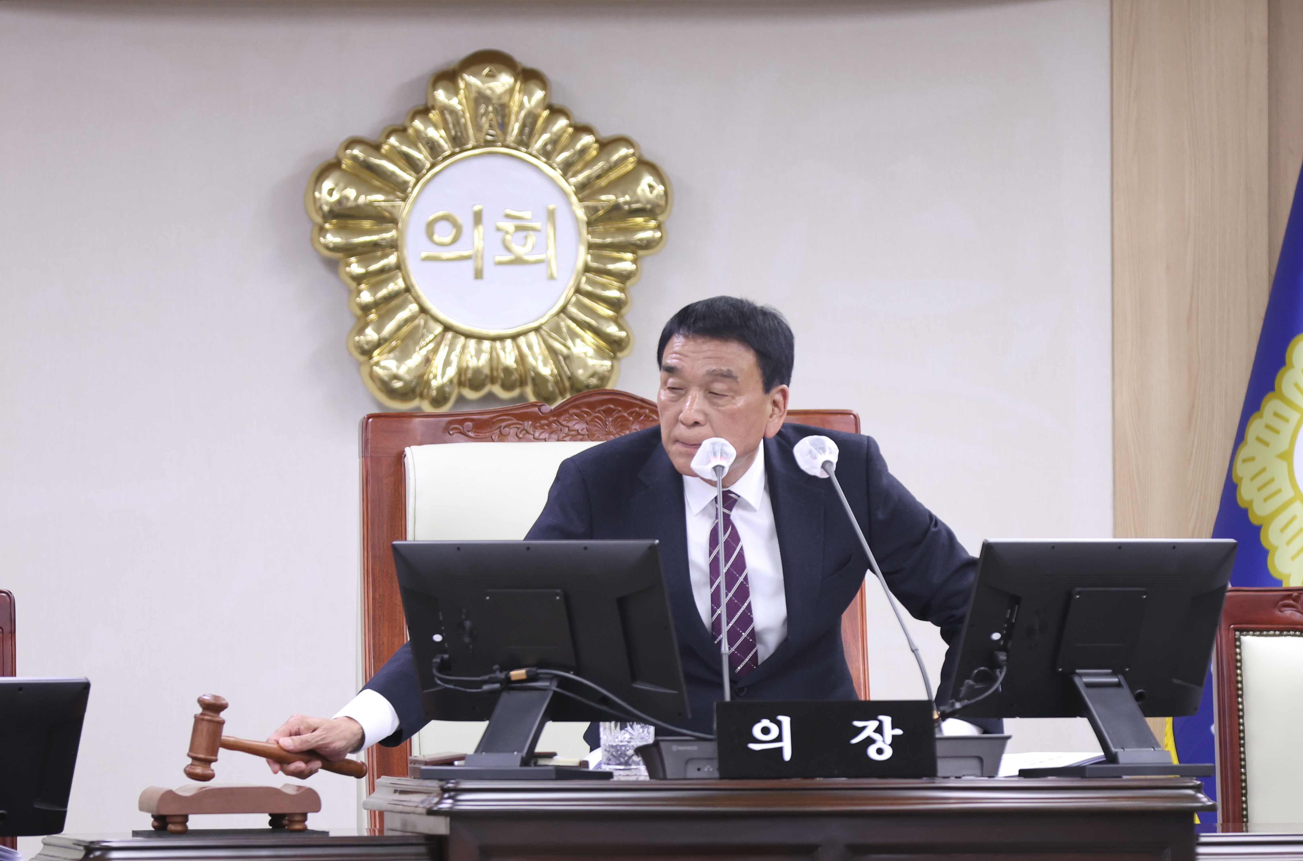의령군의회(의장 김규찬)는 지난 4일 제2차 본회의를 끝으로 4일간의 일정을 마무리 했다. 이번 제2차 본회의에서 2025년도 제1회 추가경정예산안은 원안 그대로 가결되었으며, 본예산 대비 431억 5,069만원이 증액된 5,655억 2,491만원이다.  또한 ▲의령군 사무의 공공기관 위탁 및 대행에 관한 조례(김규찬 의원) 등 의원 발의 조례안 6건과 ▲2025년도 수시분 공유재산 관리계획(안) 등 의령군이 제출한 8건의 조례안 및 일반안건이 원안 가결되었다. 이날 5분 자유발언으로 황성철, 윤병열, 오민자 의원이 나섰다.  김규찬 의장은 “임시회 기간 동안 예산 및 의안 심사에 열정적으로 의정활동에 임해주신 동료 의원들과 적극 협조해 주신 관계 공무원들께 감사드린다”며, “원안 가결된 추경 예산이 지역 경제 활성화에 도움이 될 수 있도록 효율적이고 효과적인 예산집행에 최선을 다해 달라”고 당부했다.  -상세내용은 본문을 참조하세요