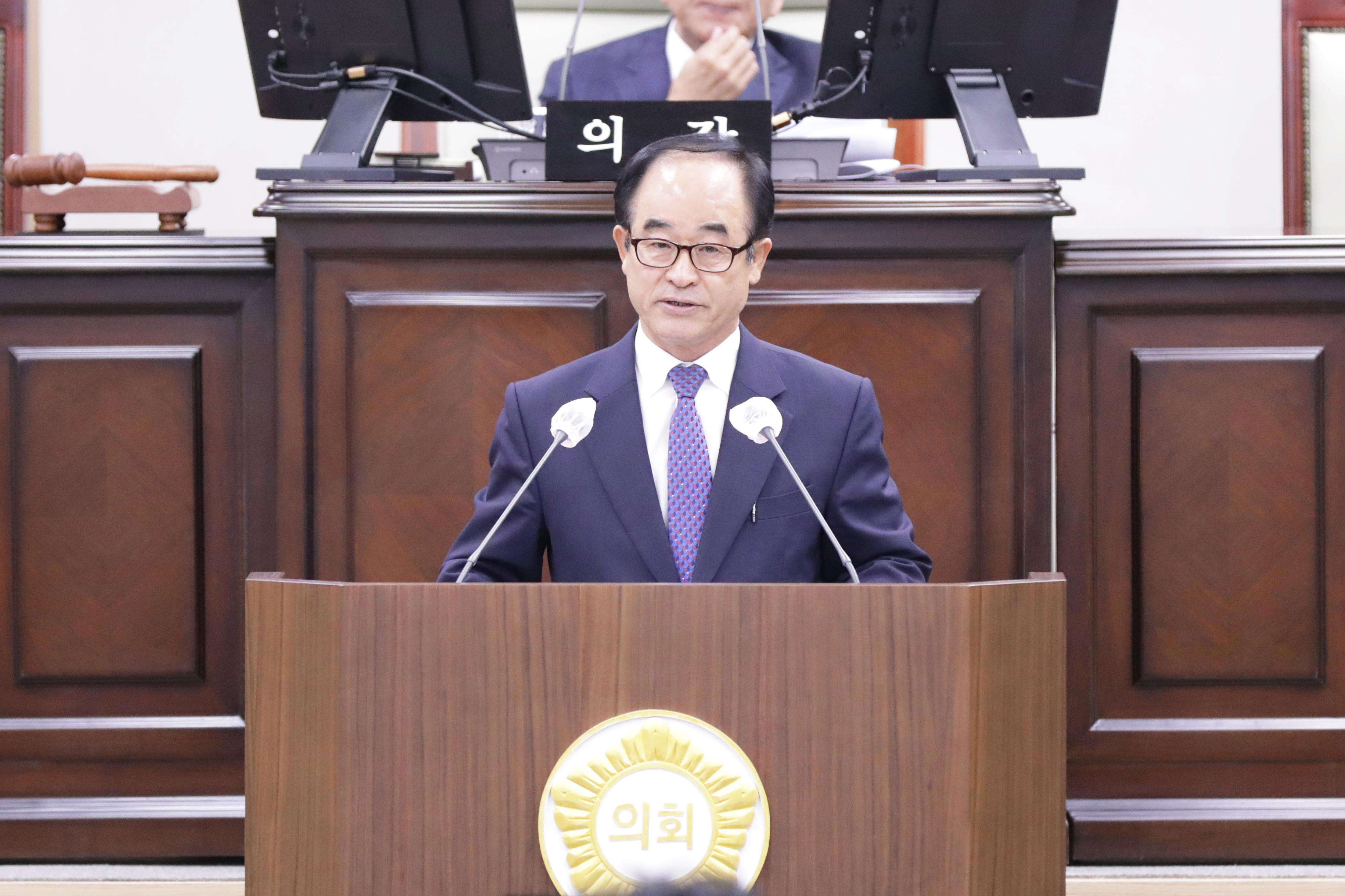황성철 의령군의원 자유발언 ‘부자 테마공원’ 조성의령군민공원, ‘의령부자공원’으로 명칭 변경부자 주제 스토리텔링화&hellip; 관광객 유치와 지역경제 활성화 도모 의령군의회(의장 김규찬)는 제293회 제1차 정례회 제2차 본회의에서 황성철 의원(국민의힘·다선거구)이 자유발언을 통해 의령군민공원을 ‘의령부자공원’으로 명칭을 변경하고 부자 테마공원으로 조성할 것을 제안했다고 밝혔다. 이번 제안은 홍의장군 축제와 리치리치 페스티벌의 주요 무대로 활용되는 의령군민공원을 부자 1번지라는 지역 정체성과 연계하여 보다 명확한 테마와 스토리텔링을 더함으로써 관광객 유치와 지역경제 활성화라는 두 마리 토끼를 단번에 잡기 위한 목적으로 마련되었다. 황성철 의원의 제안은 △공원 명칭을 ‘의령부자공원’으로 변경 △공원 내 꽃밭 확대 조성 △화장실 이전 및 신축 △서천 발원지를 이용한 친수공간 개발 △야간 조명시설 확대 등 총 5가지 핵심 사항으로 구성되어 있다. 특히, 지역 대표 공원에 부자 이미지를 담아 솥바위, 삼성·삼영 창업주 생가 등 지역 부자 콘텐츠와 함께 의령의 정체성을 강화하겠다는 복안이다. 리치가든 확대를 통한 사계절 꽃밭 조성과 미디어파사드, 태양광 스마트 파고라 설치 등 주·야간 경관 개선도 고려하였다. 황성철 의원은 &ldquo;의령군민공원은 각종 축제와 행사의 주요 무대&rdquo;라며 &ldquo;일원화된 지역 브랜딩으로 홍보에 시너지를 일으키고 테마 공원 조성으로 관광객 유치와 지역경제 활성화를 달성할 수 있다&rdquo;고 강조하며 집행부의 적극적 관심을 당부했다. 이번 자유발언은 경상남도 18개 시·군 가운데 가장 인구가 적은 의령군이 침체된 지역경제를 활성화하고 문화관광산업 기반을 구축하는 데 중요한 전환점이 될 것으로 평가받고 있다.  -상세내용은 본문을 참조하세요