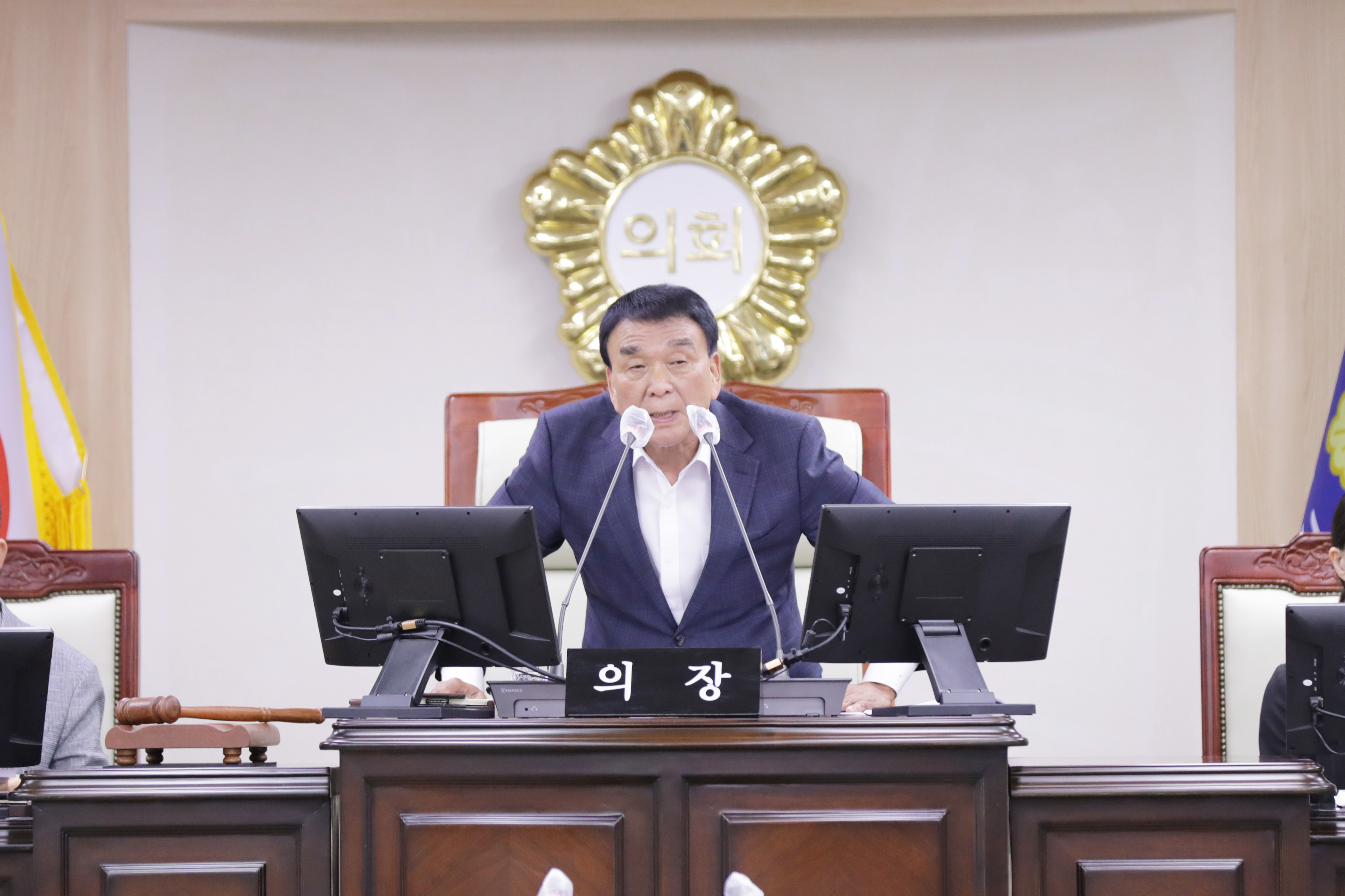 의령군의회 김규찬 군의원, 군민 삶의 질 향상 위한 조례 2건 제정 &ldquo;야간관광 활성화···출산 친화적 사회분위기 조성 입법활동&rdquo; 의령군의회(의장 김규찬)는 제294회 임시회 제2차 본회의에서 김규찬 의원(의령군 라 선거구)이 대표 발의한 「의령군 야간관광 활성화 지원 조례안」과 「의령군 출산의 날 기념에 관한 조례안」 2건을 원안 가결했다고 밝혔다. 야간관광 활성화로 지역경제 활력 기대김 의원은 &ldquo;의령군의 야간관광 자원을 체계적으로 발굴·육성해 관광객의 체류시간을 늘리고, 지역 상권에 활력을 불어넣기 위해 조례를 발의했다&rdquo;고 설명했다. 이번 조례안은 군수가 야간관광 활성화 계획을 수립하고, 관련 사업 및 기반시설 조성에 필요한 재정 지원과 위탁 근거를 마련하는 내용을 담고 있다. 또한 민간단체와 전문가 협력체계를 구축하여 실질적인 관광 경쟁력을 확보하도록 했다. 특히 김 의원은 이번 회기 자유발언에서 ‘체류형 관광의 필요성’을 강조한 바 있으며, 이번 조례 제정은 이러한 정책 방향을 제도적으로 뒷받침해 의령군 야간관광 경쟁력을 한층 강화하는 계기가 될 것으로 보인다. 출산의 날 기념으로 출산 친화 사회 조성같은 날 가결된 「의령군 출산의 날 기념에 관한 조례안」은 매년 7월 3일을 ‘출산의 날’로 지정하고, 이를 기념하는 행사 추진의 근거를 마련한 것이 핵심이다. 김 의원은 &ldquo;출산은 가정의 경사를 넘어 공동체가 함께 축하해야 할 일&rdquo;이라며, &ldquo;군 차원에서 기념일과 행사를 제도화해 저출산·인구감소에 대응하고 출산 친화적 사회 분위기를 조성하고자 한다&rdquo;고 말했다. 조례안은 기념행사 추진에 필요한 행정적·재정적 지원과, 출산 장려에 기여한 개인·단체에 대한 포상 근거도 포함하고 있어 실질적인 정책 효과로 이어질 전망이다. 특히 인구감소 문제가 심각한 군 단위 지역에서 출산을 제도적으로 장려하는 장치가 마련된 것은 꼭 필요한 조치로 평가된다. 두 조례안은 입법예고 기간 동안 별다른 의견 제출 없이 본회의에서 원안대로 가결됐다. 김규찬 의원은 &ldquo;야간관광과 출산 장려는 모두 군민 삶의 질과 직결된 중요한 과제&rdquo;라며, &ldquo;앞으로도 군민의 목소리를 정책에 반영하고 실질적인 변화를 만들어내는 입법 활동에 최선을 다하겠다&rdquo;고 강조했다.  -상세내용은 본문을 참조하세요