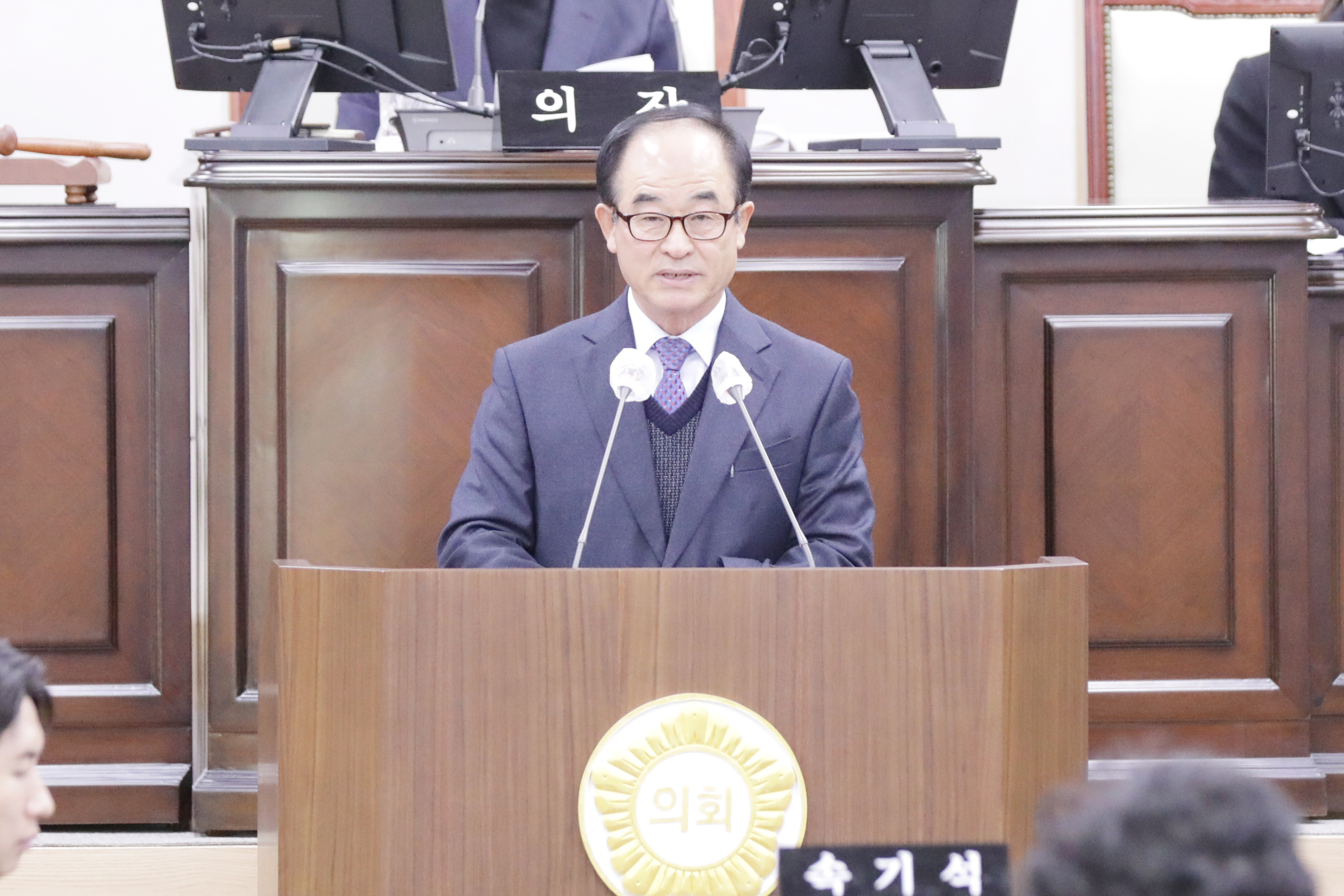 황성철 의령군의원, ‘체류형 관광벨트’ 본격 제안호국의병·부자명당·청정자연 세 테마로 묶어 체류·소비 선순환 모델 구상숙박·체험·이동 연계&hellip; ‘반값여행’ 상시와 자유이용권 ‘통합패스’ 도입 제안 의령군의회 황성철 자치행정위원장(사진·다 선거구)이 의령군의회(의장 김규찬) 제295회 정례회 제1차 본회의 자유발언에서 ‘체류형 관광벨트 조성’을 공식 제안했다. 방문객 동선을 묶어 체류 시간을 늘리고, 체류를 소비와 재방문으로 연결해 지역경제를 활성화하자는 취지다. 황 의원이 제시한 관광벨트는 세 축으로 구성된다. 첫 번째 축인 호국의병 테마벨트는 충익사와 의병 관련 유적·시설을 하나의 이야기로 엮어 역사 체험과 교육 기능을 강조한다. 두 번째, 부자명당 테마벨트는 부자의 의미와 나눔의 가치를 관광 콘텐츠로 재해석해 숙박·웰니스·교육형 프로그램을 결합하는 구상이다. 셋째, 청정자연 테마벨트는 한우산·자굴산 등 자연 명소를 중심으로 체류 코스를 설계해 가족·힐링 수요를 흡수하는 구조다. 관광벨트 조성 이후 운영 측면의 활성화 방안도 제시됐다. 관광 전체에 적용되는 ‘반값여행’ 상시 프로그램을 간편 결제와 연동해 체감도를 높이고, 입장·체험·택시 할인권을 묶어 최대 8시간 자유이용권 역할을 하는 ‘통합패스’를 도입해 체류 장벽을 낮출 것을 주문했다.황 의원은 &ldquo;의병의 역사, 부자의 정신, 산수의 매력을 한 줄로 꿰어 체류형으로 전환해야 지역 회복의 동력이 생긴다&rdquo;며 &ldquo;부서 간 협업으로 권역별 개발과 자원 간 연계를 병행하고, 이용자가 체감하는 간편한 제도를 과감히 적용하자&rdquo;고 말하면서 집행부의 신속한 검토와 추진을 당부했다.  -상세내용은 본문을 참조하세요