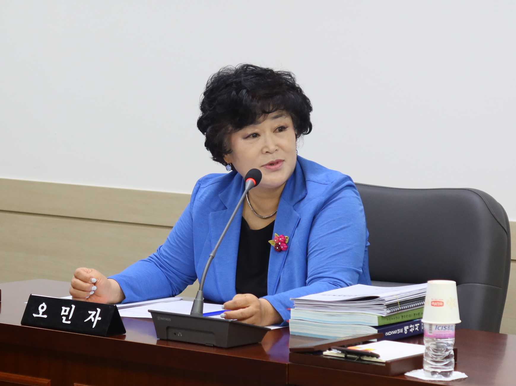 의령군의회, 지역경제 활성화를 위한‘지역상품 우선구매 조례’ 제정오민자 의원 발의, 지역 중소기업·소상공인 경쟁력 강화 기반 마련 의령군의회(의장 김규찬)가 지역 내 소비를 촉진하고 중소기업 및 소상공인의 경쟁력 강화를 위한 제도적 기반을 마련했다.  의령군의회는 오민자 의원이 발의한 「의령군 지역상품 우선구매에 관한 조례안」이 제295회 의령군의회 제2차 정례회 제2차 본회의를 통과했다고 5일 밝혔다. 이번 조례는 의령군 관내 공공기관이 물품·용역·공사 등 각종 계약을 추진할 때 지역에서 생산된 상품을 우선적으로 구매하도록 권장하는 내용을 담고 있다. 이를 통해 지역 내 소비를 확대하고, 경기 침체로 어려움을 겪는 지역 업체의 안정적 판로 확보에 기여할 것으로 기대된다. 조례에는 적용 대상 기관을 명확히 규정하고, 지역상품 우선구매를 위한 중·장기 계획 수립, 교육·홍보, 우수 기관 포상 제도 등의 추진 근거를 마련했다. 또한 군은 지역 내 생산품과 업체 정보를 공공기관에 제공하고 협조체계를 구축해 지역상품 구매 확대를 지속적으로 지원할 계획이다. 오민자 의원은 &ldquo;이번 조례 제정을 통해 공공부문의 구매가 지역사회로 선순환되는 구조를 만들고자 했다&rdquo;며 &ldquo;지역 기업과 소상공인이 자생력을 키우고 성장할 수 있도록 앞으로도 지속적인 제도적 지원을 이어가겠다&rdquo;고 밝혔다.  -상세내용은 본문을 참조하세요