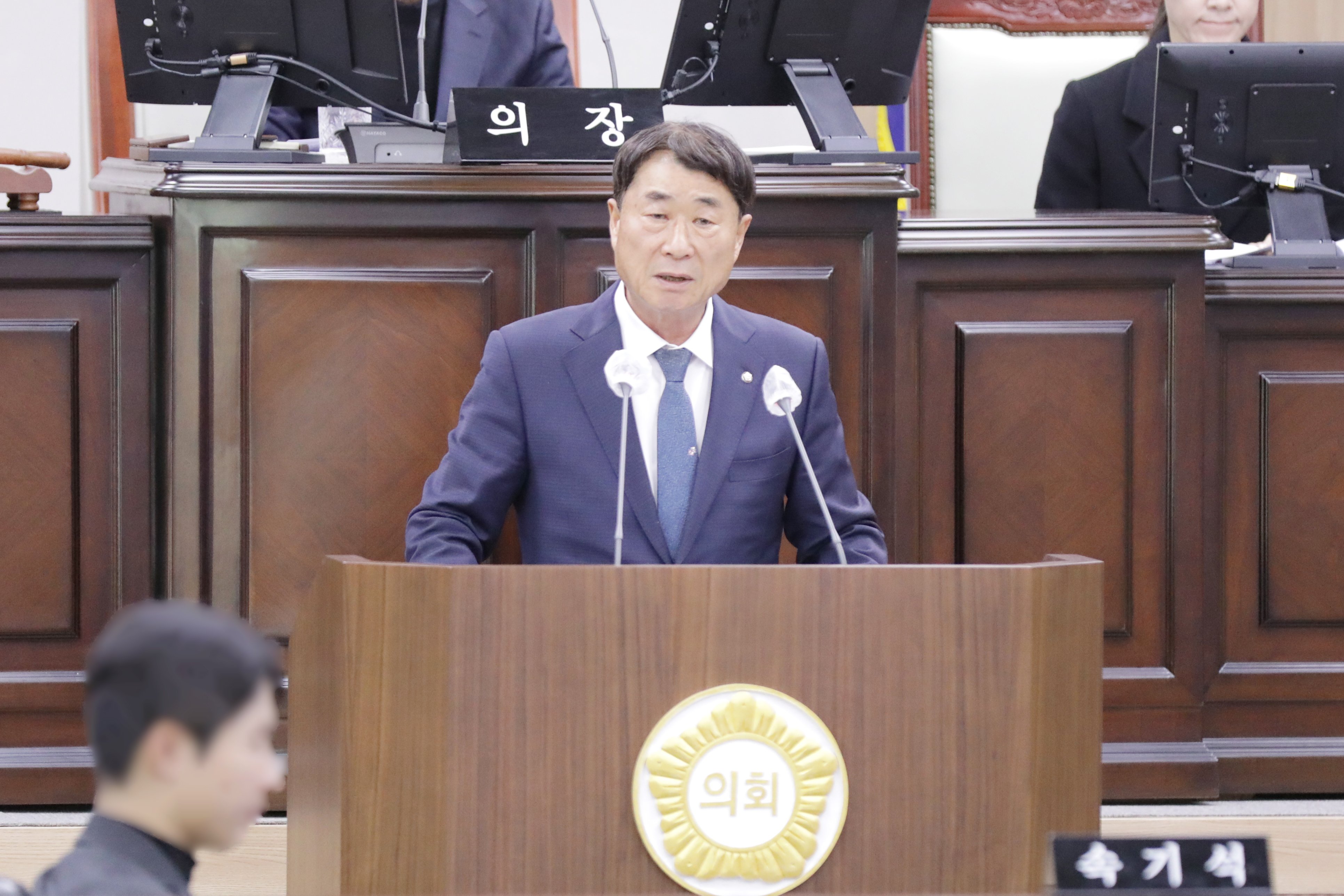 의령군의회 조순종 의원, ‘취약계층 안전 환경 지원조례 제정&ldquo;생활밀착형 재난 예방정책 제도화&rdquo; 안전한 지역사회 조성 의령군의회 조 순종 의원이 발의한 「의령군 취약계층에 대한 안전 환경 지원 조례안」이 지난 (26)일 제2차 정례회 제1차 본회의를 통과함에 따라, 재난 및 사고로부터 스스로를 보호하기 어려운 군민을 지원하기 위한 제도적 기반을 마련한 것으로 「재난 및 안전관리 기본법」제31조의2에 근거하여 추진되었다. 최근 폭염, 한파, 화재 등 생활 속 재난이 잦아지고 있는 가운데, 의령군은 고령화율이 높고 농촌 산간 지역이 많은 지역 특성상 노인, 장애인, 독거노인, 저소득층 등 재난취약계층에 대한 맞춤형 안전 지원의 필요성이 지속적으로 제기되어 왔다. 이번 조례제정은 이러한 지역 여건을 반영한 생활밀착형 재난예방정책의 제도화라는 점에서 그 의미가 크다. 조 순종 의원은 &ldquo;이번 조례제정은 사회적 약자를 재난과 사고로부터 보호하기 위한 의령군의회의 실질적인 정책&rdquo;이라며, &ldquo;고령화된 농촌지역의 현실을 반영한 세심한 정책으로 군민 모두가 안전하고 안심할 수 있는 지역사회를 만들어 가겠다고 밝혔다.  이번 조례 시행으로 의령군은 생활 속 안전 사각지대 해소, 민관 협력 안전망 강화, 예방 중심 안전 문화 확산 등 다양한 안전 정책을 체계적으로 추진할 계획이다.  -상세내용은 본문을 참조하세요