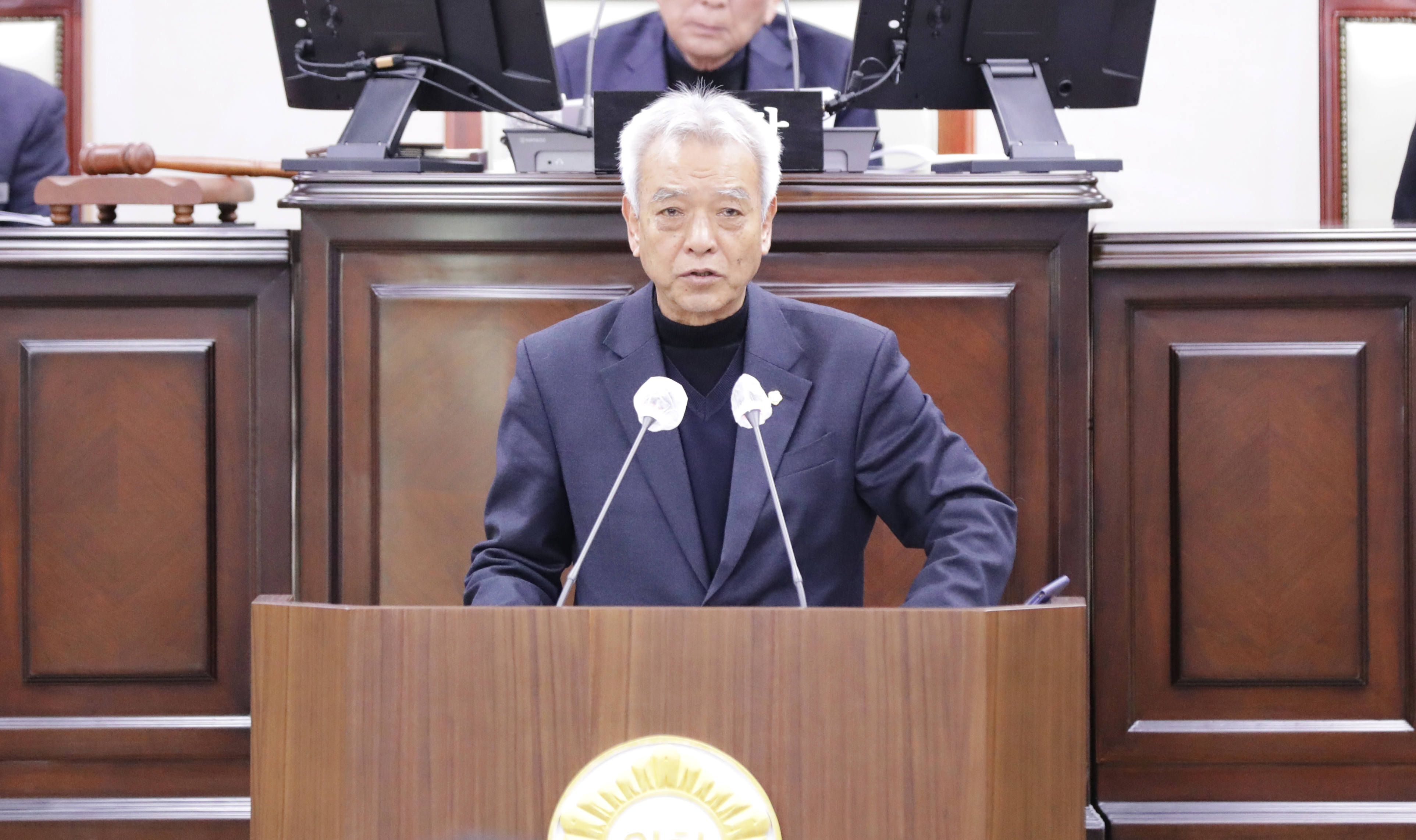 의령군의회 김창호 군의원,「의령군 농수산물 전자상거래 활성화 지원 조례」 제정 지역 농수산물 온라인 판로 확대와 생산자 유통기반 강화 기대 의령군의회(의장 김규찬) 제295회 제2차 정례회 제2차 본회의에서 김창호 의원(의령군 라 선거구)이 대표 발의한 「의령군 농수산물 전자상거래 활성화 지원 조례안」이 원안 가결됐다.김 의원은 의령군 농수산물의 전자상거래를 촉진하여 온라인 판로를 확대하고, 생산자의 안정적 유통기반을 마련함으로써 농어업인의 실질적 소득 증대에 이바지하고자 이번 조례안을 발의했다. 그는 &ldquo;통계청 「2025년 10월 온라인쇼핑동향」에서 온라인쇼핑 전체 거래액이 22조 7,103억 원으로 전년 동월 대비 4.9% 증가하고, 농축수산물 온라인 거래액 또한 1조 1,371억 원으로 10.2% 늘어나는 등 온라인 유통시장이 빠르게 확대되고 있어, 이에 대응할 제도적 기반 마련이 시급했다&rdquo;고 밝혔다. 이번 조례는 의령군이 지역 농수산물의 전자상거래를 활성화하기 위해 필요한 사항을 규정한 것으로, ▲지원계획의 수립 및 시행 ▲실태조사 및 사업 추진 ▲사업 위탁 등을 주요 골자로 하고 있다. 조례 제정을 통해 지역 농수산물이 온라인 쇼핑몰, 라이브커머스, 지역 쇼핑 플랫폼 등 다양한 유통채널과 연계될 수 있는 기반이 마련되면서, 규모가 작은 농가나 고령 농업인도 온라인 판매 기회를 안정적으로 확보할 수 있을 것으로 기대된다. 김창호 의원은 &ldquo;이번 조례 제정으로 의령 농수산물이 온라인 시장에서도 제 가치를 인정받고, 더 넓은 소비자층을 만날 수 있는 토대가 마련됐다&rdquo;며 &ldquo;농어업인의 소득 증대와 지역경제 활성화로 이어질 수 있도록 집행 과정 또한 꼼꼼하게 챙기겠다&rdquo;고 말했다.  -상세내용은 본문을 참조하세요