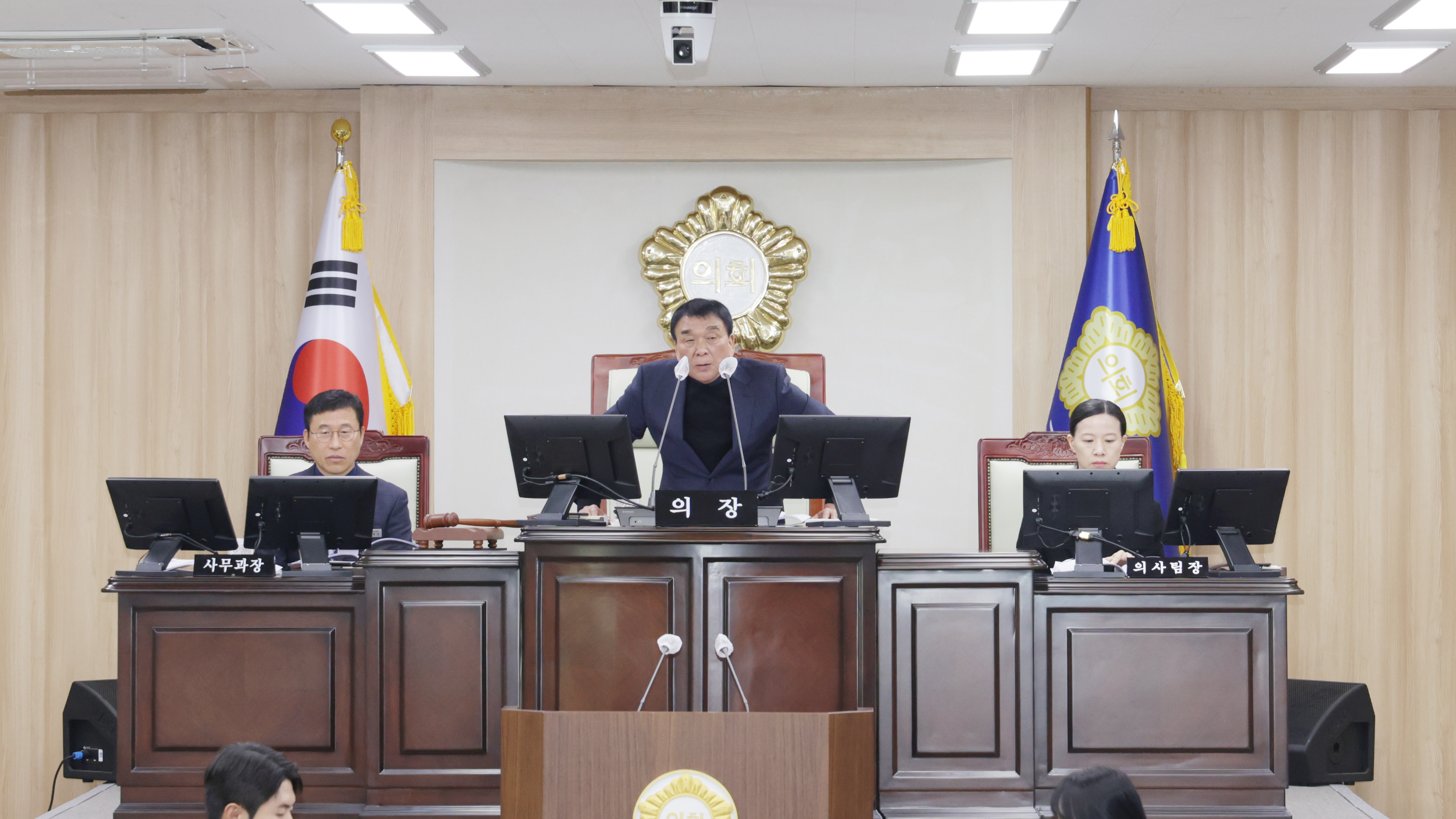 의령군 의회, 제295회 제2차 정례회 폐회 의령군의회(의장 김규찬)는 지난 5일 제2차 본회의를 끝으로 제295회 의령군의회 제2차 정례회의 11일 간의 일정을 마무리했다. 군의회는 의령군이 제출한 5,387억원 규모의 2026년도 예산안과 2026년도 기금운용계획안 및 2025년도 제3회 추가경정예산안은 집행기관이 제출한 원안대로 가결했다. 또한 의령군의회 회기 및 운영에 관한 조례 일부개정조례안(오민자의원 등 10명) 등 의원 발의 조례안 및 규칙안 8건은 원안가결했다. 또, 의령군 장례지원비 지원 조례안 등 의령군이 제출한 19건의 조례안 및 일반안건은 원안 가결했고, 의령군 교통약자 특별교통수단 운영 민간위탁 동의안은 수정안 가결했다. 김의장은 &ldquo;어려운 재정 여건 속에서도 예산이 효율적으로 사용될 수 있도록 심도 있는 예산 심사를 진행했다&rdquo;고 밝히며, &ldquo;확정된 내년도 예산이 낭비되지 않도록 철저한 계획을 세워 차질 없이 진행해 주기를 바란다&rdquo;고 당부했다. 또한 다가오는 2026년을 맞이해 초심과 대의를 잃지 않고, 발전하는 의령군을 위해 나아가겠다&rdquo;고 전했다.   -상세내용은 본문을 참조하세요