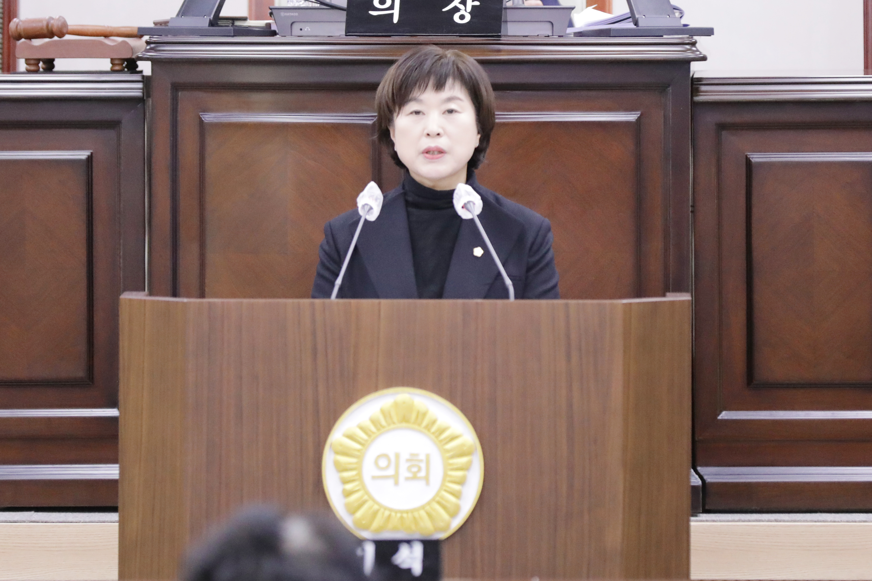 김봉남 의령군의원, 제296회 의령군의회 대정부 건의안 발의	양육시설 운영비 국비 전환해야	전환 전 도비 분담 현실화 촉구 의령군의회(의장 김규찬)는 지난 7일 열린 제296회 임시회 제1차 본회의에서 김봉남 의원이 대표 발의한 ‘아동양육시설 운영비 국고보조 전환 및 도비 분담 현실화 촉구 대정부 건의안’을 만장일치로 채택했다.이번 건의안은 보호대상아동의 돌봄이 거주 지역과 재정 여건에 따라 흔들려서는 안 된다는 문제의식을 바탕으로, 운영비 지원 구조를 국가·광역 차원에서 재정비해야 한다는 요구를 담고 있다. 군의회는 2005년 사회복지사업 지방이양 이후 아동양육시설 운영지원이 기초자치단체 예산에 크게 의존하는 구조로 이어지면서, 재정 여건이 취약한 지역일수록 시설 운영이 불안정해지고 돌봄 서비스의 연속성이 약화될 수 있다고 밝혔다. 또 현행 보조금 제도 운용상 ‘아동시설 운영’이 국비 지원 대상에서 제외되는 범주로 분류돼 국비 지원이 제한되는 구조가 이어지고 있다는 점도 지적했다. 한편 정부는 지방이양 이후 커진 지자체 부담을 줄이기 위해, 일부 복지시설 운영지원은 국고보조로 전환하는 등 재원 구조를 조정해 온 바 있다. 의회는 이러한 흐름에 비춰볼 때 아동양육시설 운영지원도 같은 관점에서 재검토가 필요하다고 강조했다.건의안의 핵심 요구사항은 ▲정부의 아동양육시설 운영비 국고보조사업 전환(국비 지원체계 마련) ▲국고 전환 전이라도 경상남도의 도비 분담 현실화(기초 부담 완화) 등이다. 의회는 재정이 불안정하면 운영비와 인건비도 흔들리고, 이는 인력 확보와 프로그램 운영에 영향을 줘 결국 보호대상아동에게 부담이 돌아갈 수 있다고 강조했다. 대표 발의한 김봉남 의원은 &ldquo;보호대상아동은 정책 과정에서 스스로 목소리를 내기 어려운 만큼, 돌봄의 안정성은 제도와 예산으로 먼저 보장돼야 한다&rdquo;며 &ldquo;아동양육시설 운영비의 국비 전환과 도비 분담 현실화는 특정 지역만의 문제가 아니라, 전국 어디서나 같은 기준의 보호를 보장하기 위한 최소한의 조치&rdquo;라고 말했다. 이어 &ldquo;국고 전환이 이루어지기 전이라도 광역정부가 책임 있는 분담 구조를 마련해 기초 부담을 줄여야 한다&rdquo;고 덧붙였다. 의령군의회는 채택한 건의안을 보건복지부를 비롯한 관계 중앙부처와 국회, 경상남도 등에 공식 전달할 계획이다.  -상세내용은 본문을 참조하세요