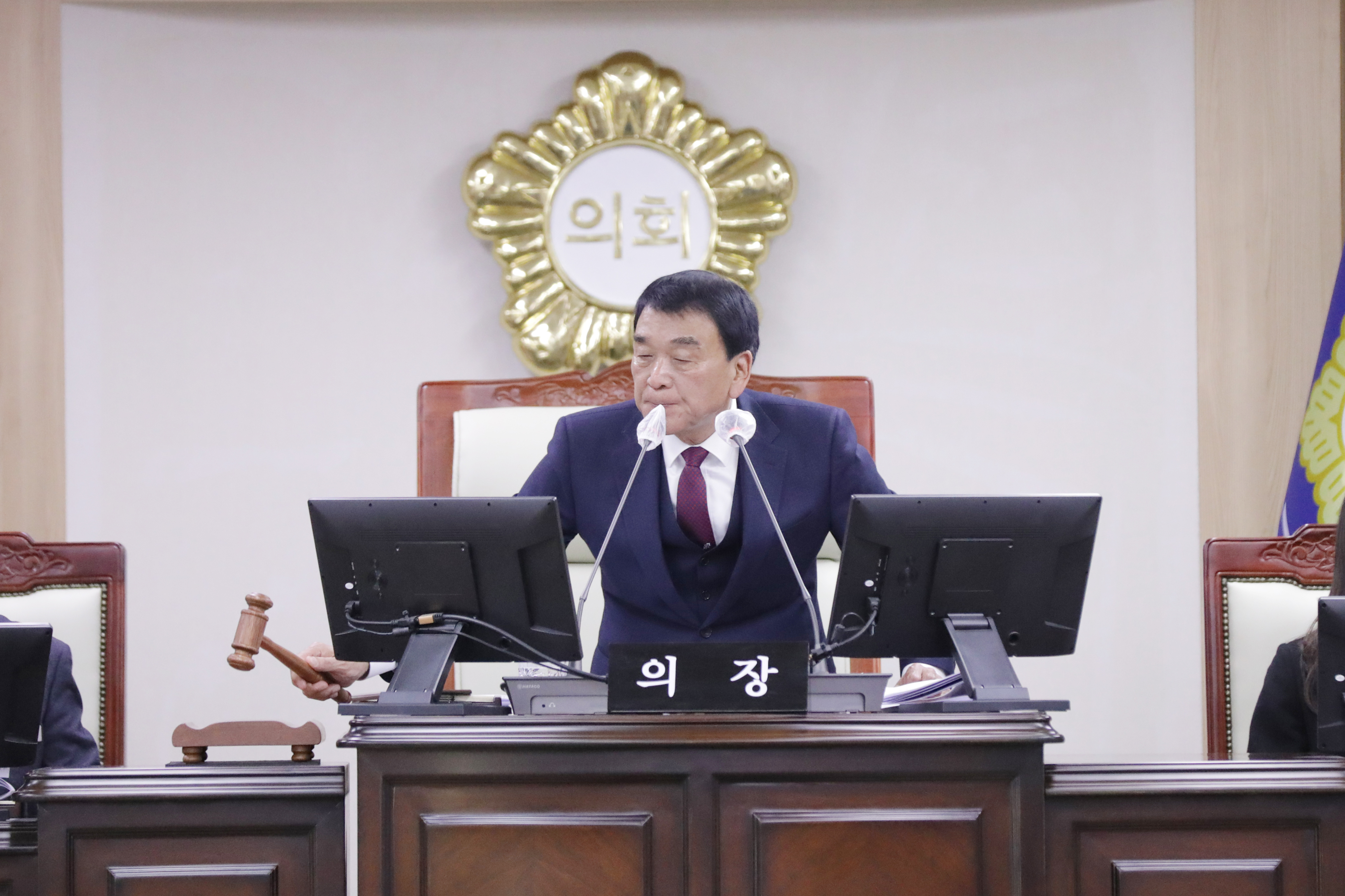 의령군 의회, 2026년 새해 첫 임시회 개회 의령군의회(의장 김규찬)는 지난 7일 제296회 임시회를 개회하며, 2026년 첫 의사일정을 시작했다. 이번 임시회는 1월 7일부터 14일까지 8일간의 일정으로 2026년 주요업무계획 설명 청취 및 조례안 심사 등 총 21건의 안건을 처리하게 된다. 김의장은 개회사에서 &ldquo;의령군의회가 활기차고 열정적으로 의정활동을 펼칠 수 있도록 많은 관심과 아낌없는 성원을 보내주신 군민 여러분께 깊은 감사의 말씀을 드린다&rdquo;며, &ldquo;올 한해도 오로지 민생안정을 위하며, 군민의 삶에 한 걸음 더 가까이 다가서는 적극적인 의정활동을 펼쳐 나갈 것이다&rdquo;며 새해 인사를 건넸다. 한편 제1차 본회의 개회 전 군민에게 아름다운 선율을 전하기 위해 소프라노 황성아가 &ldquo;I could have danced all night&rdquo;와 &ldquo;아름다운 나라&rdquo;를 선보였다.  -상세내용은 본문을 참조하세요