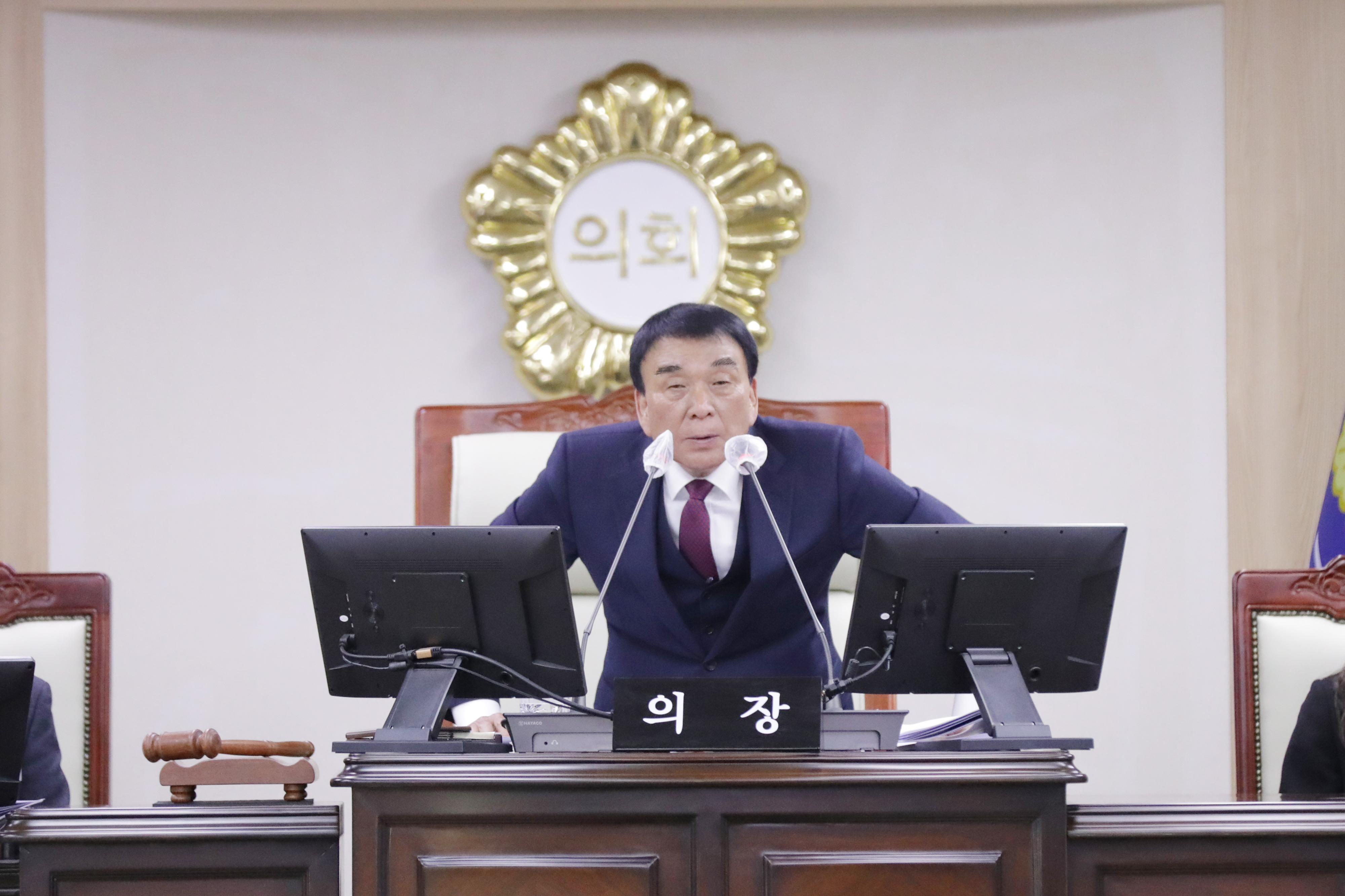 의령군 의회, 2026년 새해 첫 임시회 개회 의령군의회(의장 김규찬)는 지난 7일 제296회 임시회를 개회하며, 2026년 첫 의사일정을 시작했다. 이번 임시회는 1월 7일부터 14일까지 8일간의 일정으로 2026년 주요업무계획 설명 청취 및 조례안 심사 등 총 21건의 안건을 처리하게 된다. 김의장은 개회사에서 &ldquo;의령군의회가 활기차고 열정적으로 의정활동을 펼칠 수 있도록 많은 관심과 아낌없는 성원을 보내주신 군민 여러분께 깊은 감사의 말씀을 드린다&rdquo;며, &ldquo;올 한해도 오로지 민생안정을 위하며, 군민의 삶에 한 걸음 더 가까이 다가서는 적극적인 의정활동을 펼쳐 나갈 것이다&rdquo;며 새해 인사를 건넸다. 한편 제1차 본회의 개회 전 군민에게 아름다운 선율을 전하기 위해 소프라노 황성아가 &ldquo;I could have danced all night&rdquo;와 &ldquo;아름다운 나라&rdquo;를 선보였다.  -상세내용은 본문을 참조하세요