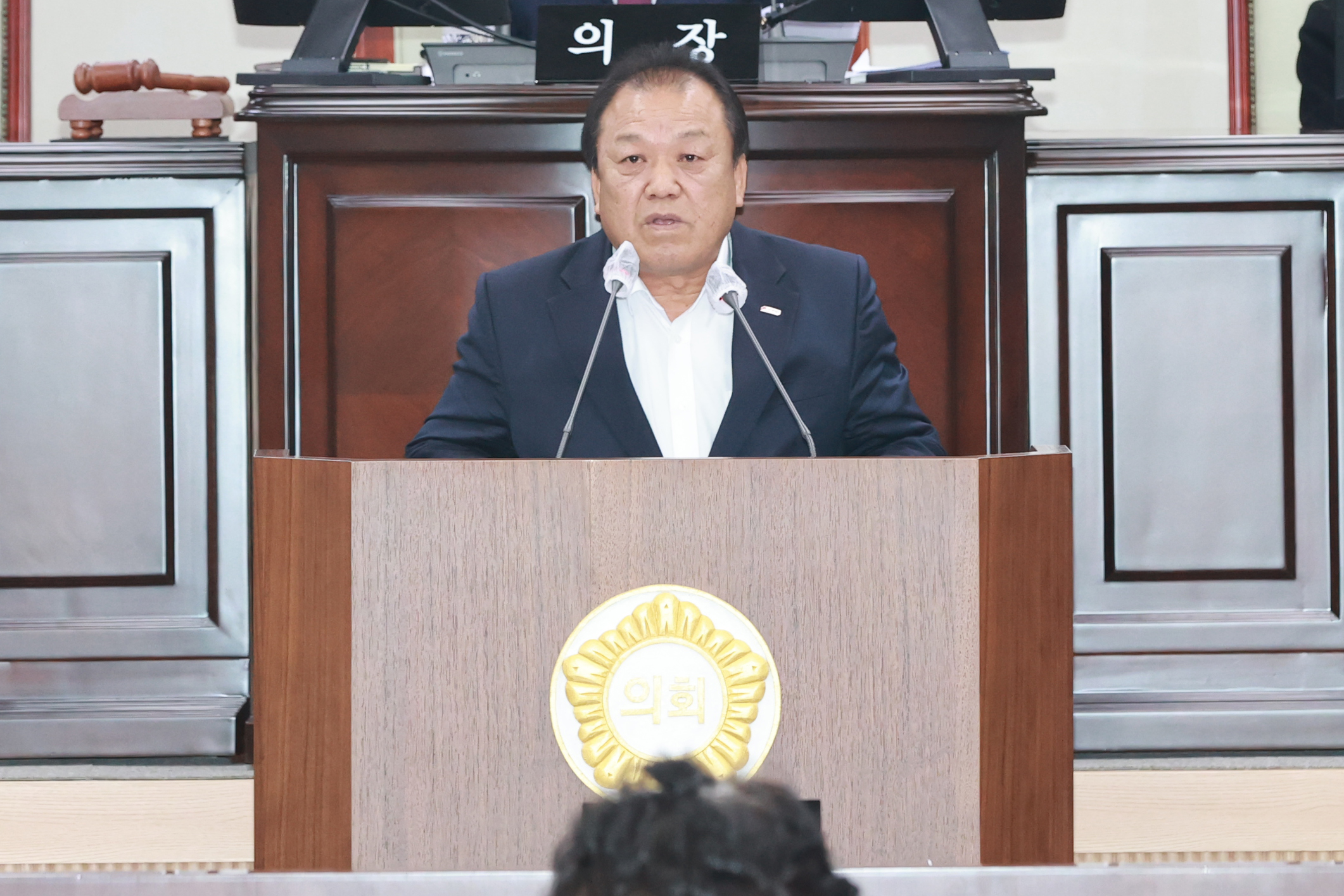 윤병열 의령군의원,“백산 안희제 독립정신 계승” 강조의령군의회, 제296회 임시회 제1차 본회의 자유발언“군민이 함께 기억하는 기념행사로 이어가야” 윤병열 의령군의회 의원(사진· 의령군 다 선거구)은 7일 열린 제296회 의령군의회 임시회 제1차 본회의 자유발언을 통해, 백산 안희제 선생의 독립정신을 군민이 함께 체감하고 공유할 수 있는 기념행사 추진을 제안했다. 윤 의원은 “의령은 우륵 선생과 곽재우 홍의장군, 호암 이병철 회장, 관정 이종환 회장 등 수많은 인물을 통해 대한민국의 역사를 만들어 온 인물의 고장”이라며, “그중에서도 백산 안희제 선생은 교육·언론·경제·종교를 넘나들며 독립운동이 지속될 수 있는 기반을 만든, 독립운동의 보이지 않는 중심 인물”이라고 설명했다. 아울러 “부림면 입산리에 조성된 ‘백산 나라사랑 너른마당’을 비롯해 다큐멘터리와 웹툰 등 관련 콘텐츠를 통해 백산 선생의 정신을 기리기 위한 기본적인 토대는 이미 마련되어 있다”며, “이제는 군민이 직접 참여하고 공감할 수 있는 다음 단계의 접근이 필요하다”고 밝혔다. 윤 의원은 백산 나라사랑 너른마당과 주변 공간을 활용해 기념사와 공동 다짐, 군민 참여 헌화 등으로 구성된 소박한 기념행사를 제안하며, “규모보다 의미와 공감에 중심을 둔 행사를 통해 백산 선생의 독립정신을 공식적으로 기억하는 계기를 마련해야 한다”고 강조했다. -상세내용은 본문을 참조하세요