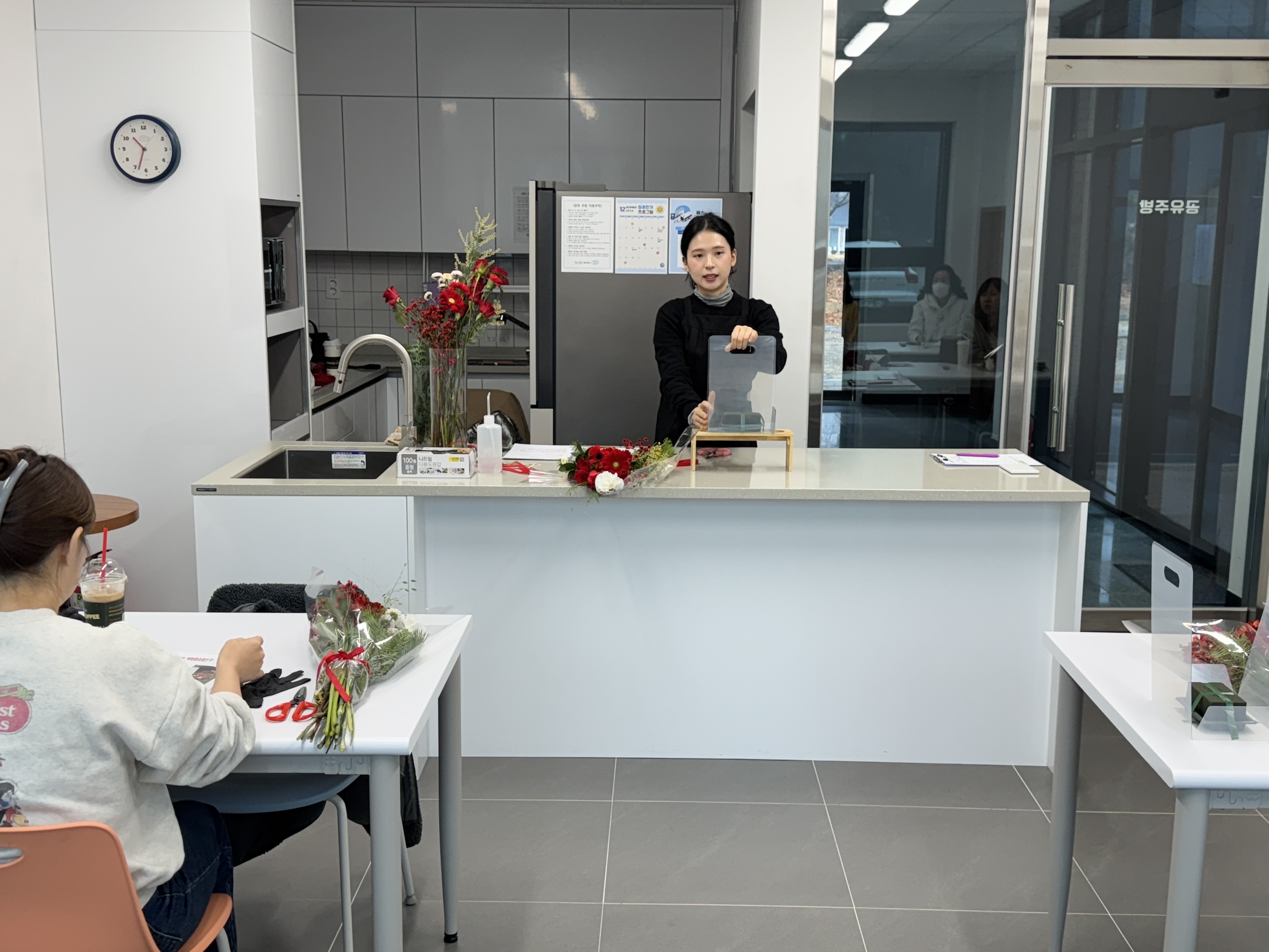 청춘만개 25년 12월 <크리스마스 분위기 꽃꽂이 클래스> 원데이 클래스